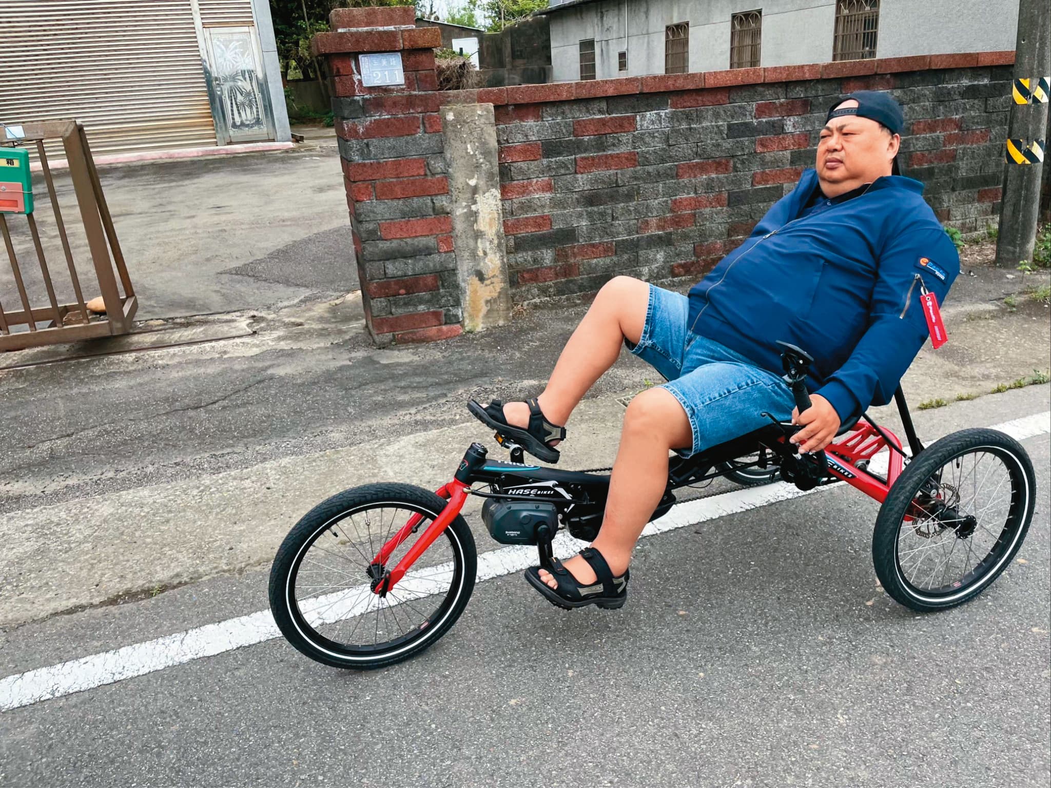 林鳴皋平常以自家設計代工的斜躺三輪車進行運動，一次可騎20公里。（電輔版17萬元／台）（太平洋自行車提供）