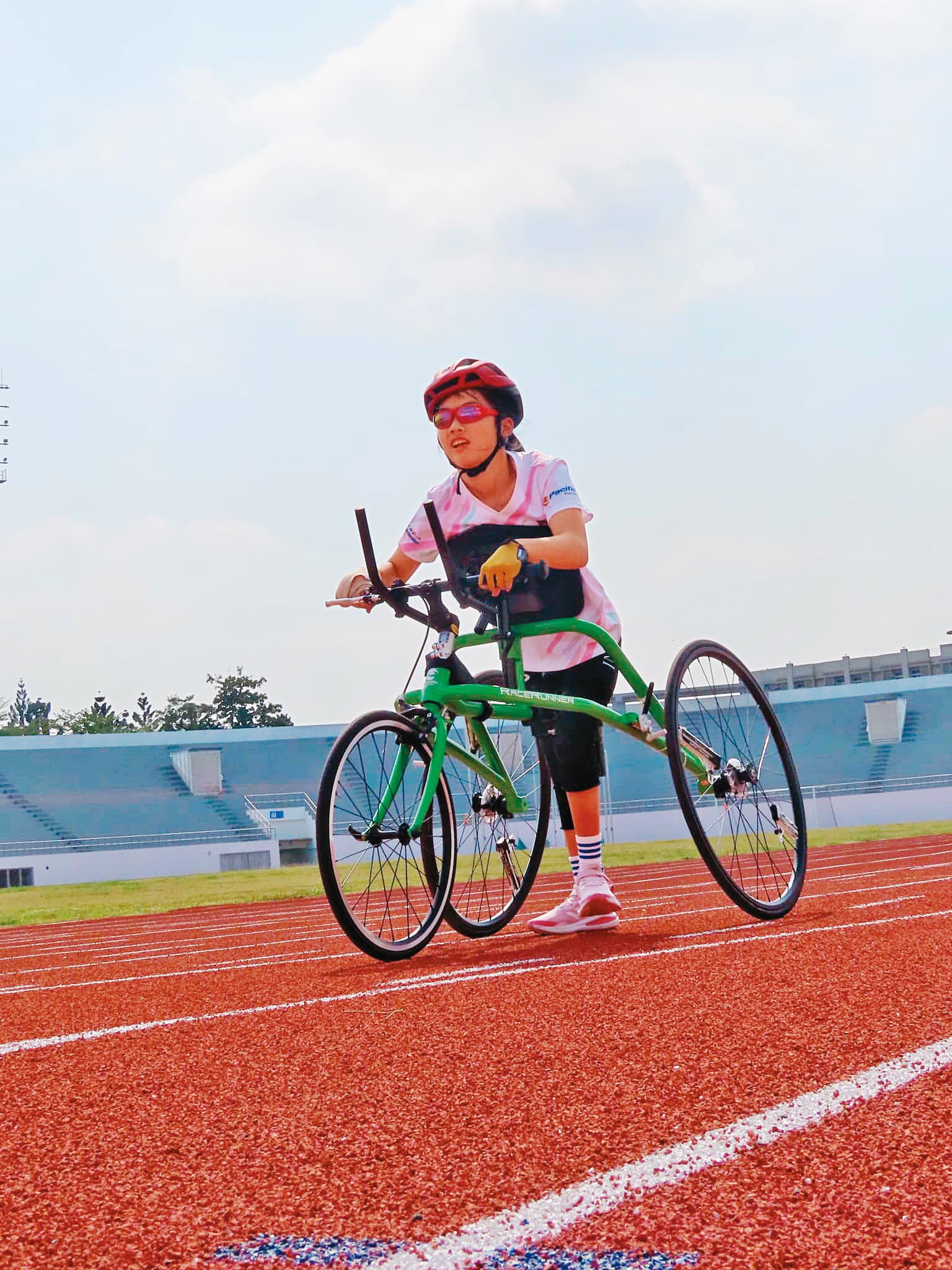 腦麻小勇士姚宥米騎太平洋自行車生產的RACERUNNER助行三輪車，不僅參加國內大小馬拉松，還成為亞洲第一位進軍Frame Running（腦麻競速車）國際盃選手。（翻攝姚宥米臉書）