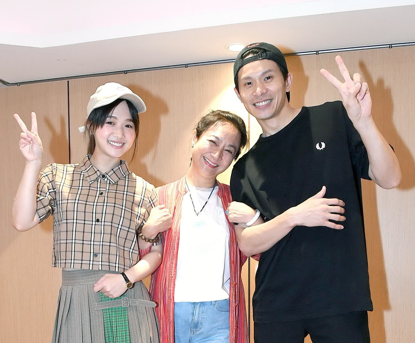 《我的意外室友》楊麗音、姚淳耀、嚴正嵐三人因戲拍出好交情。(華視提供)