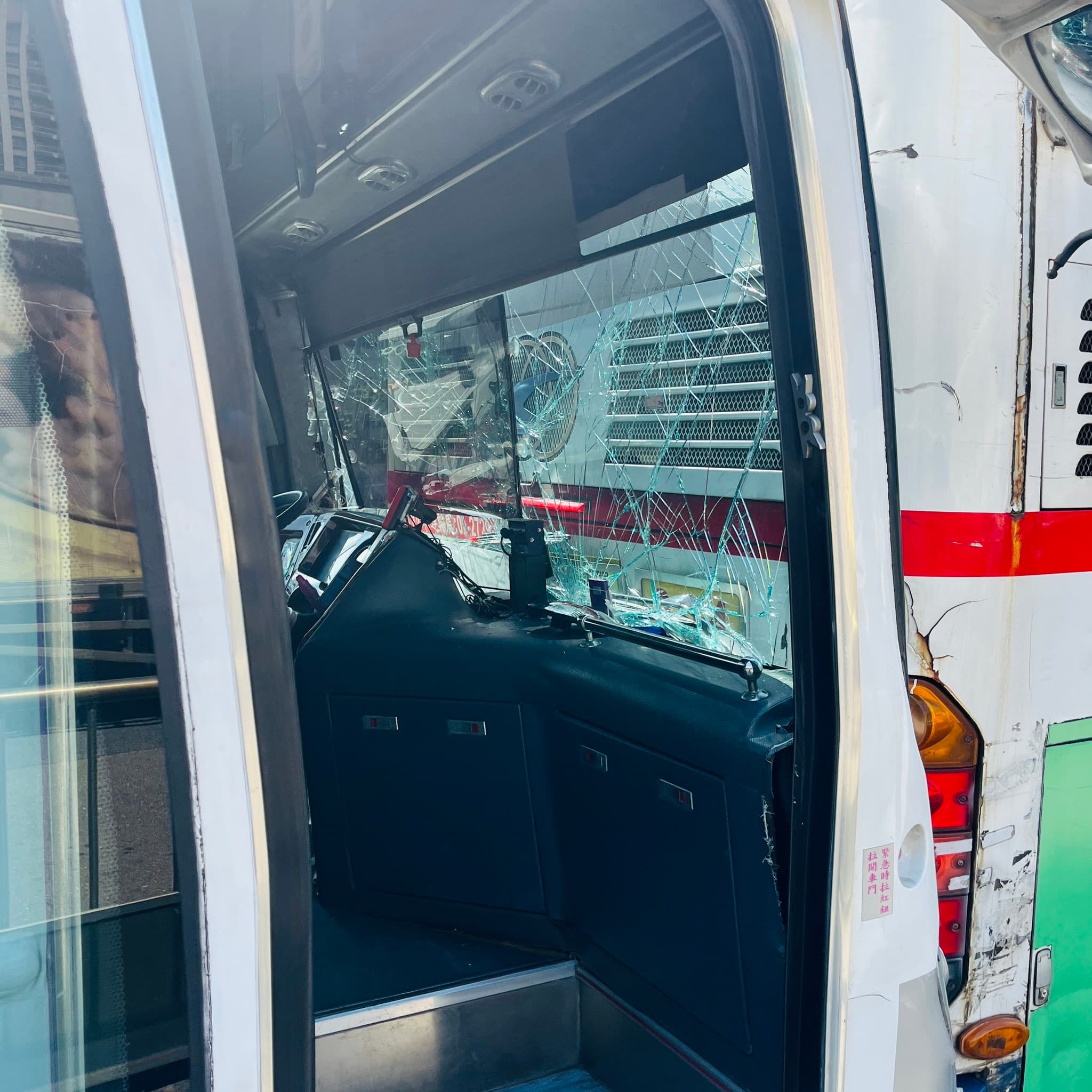 劉男公車追撞前方公車,導致駕駛的擋風玻璃全碎裂。(翻攝畫面)