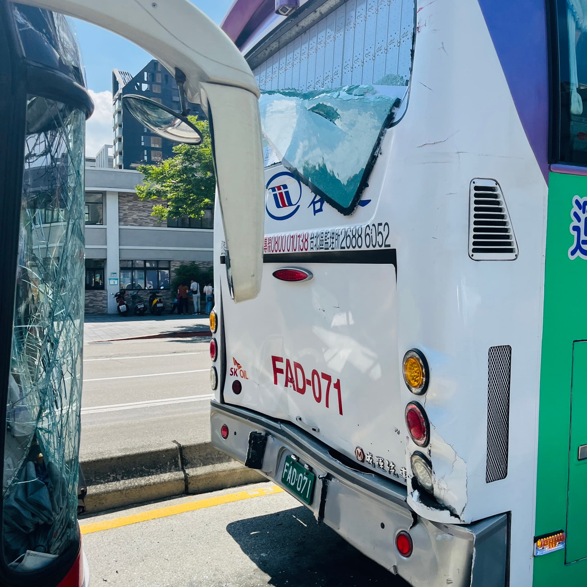 遭推撞的公車車尾嚴重毀損。(翻攝畫面)