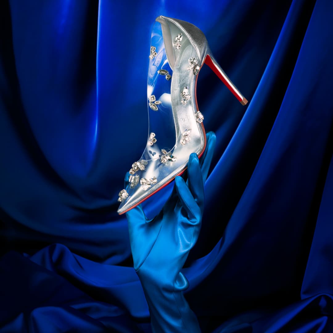 Degraqueen水晶裝飾PVC銀色小羊皮高跟鞋。NT$50,500（Christian Louboutin提供）