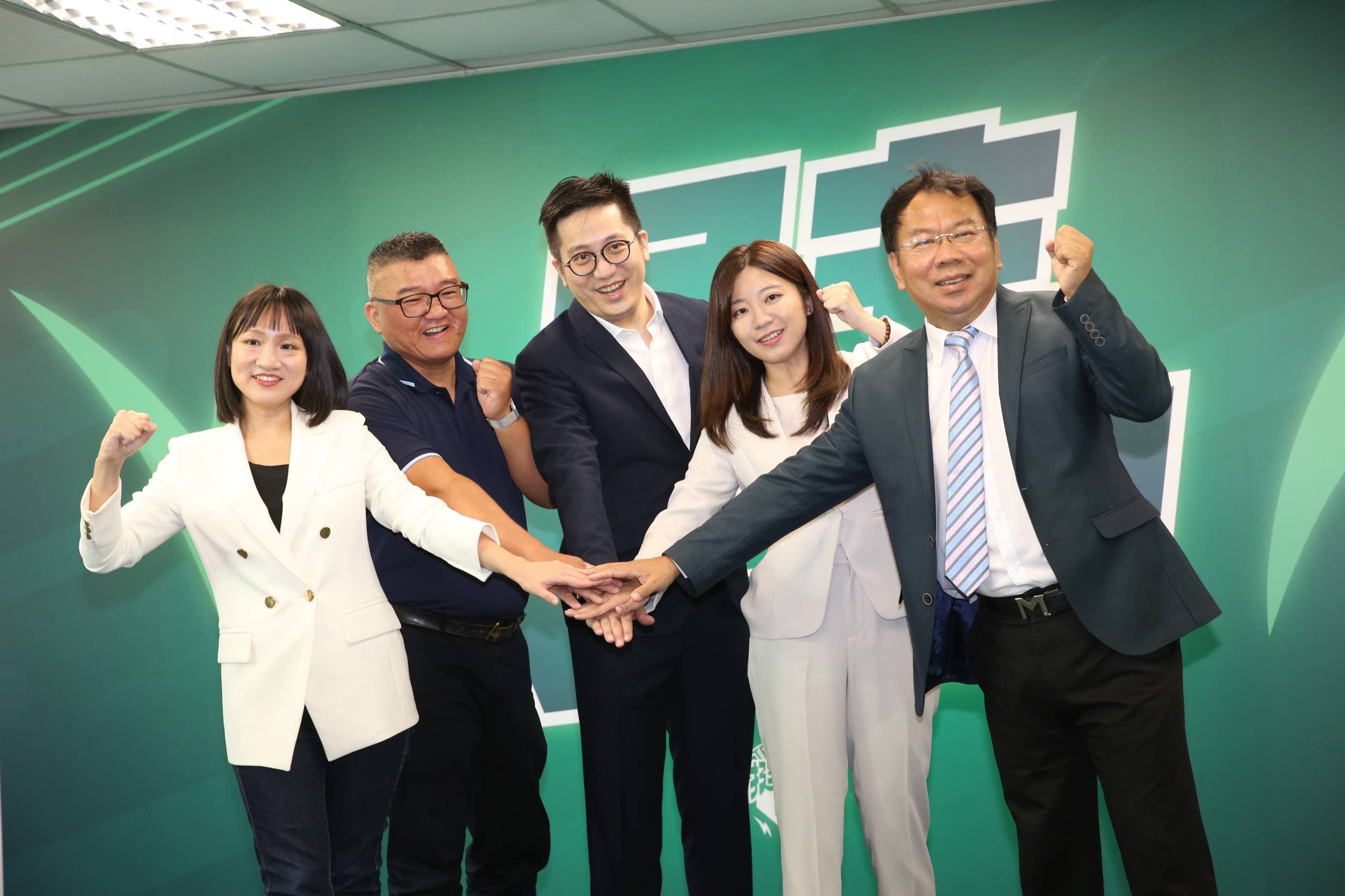 民進黨確定提名莊銘淵（左2）代表參選新北市永和區立委。