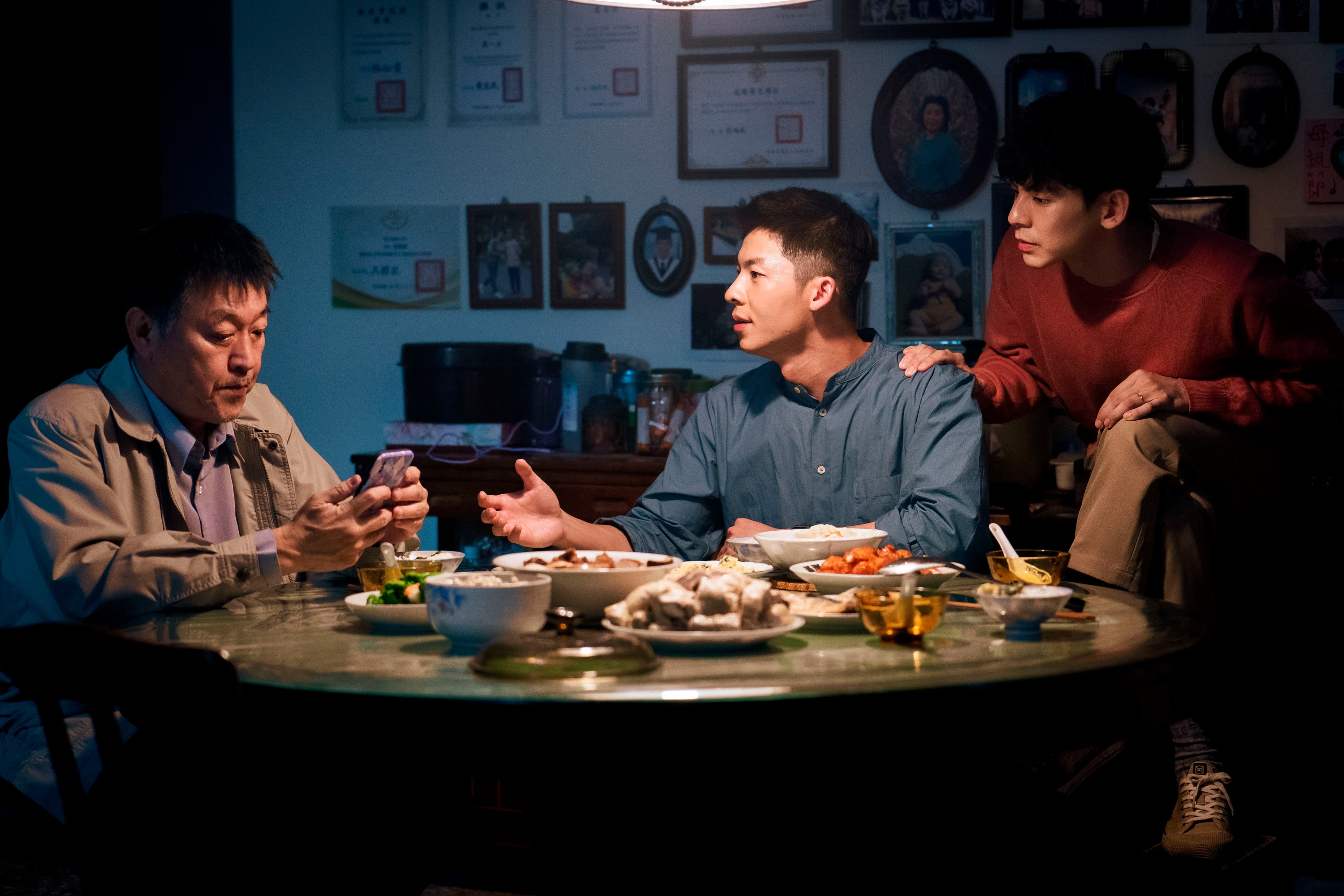 毛爸、吳明翰、與毛毛的對手戲,逼出許多觀眾的淚水。(Netflix提供)