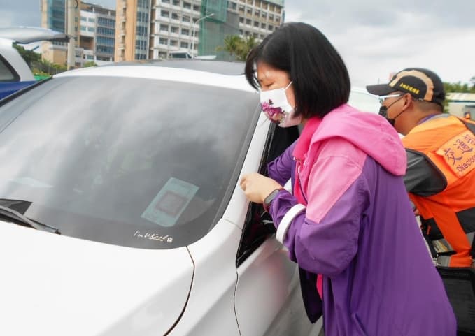 執行人員當場張貼封條查封車輛。(法務部行政執行署屏東分署提供)