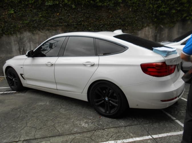 BMW被查封後駛回分署保管。(法務部行政執行署屏東分署提供)