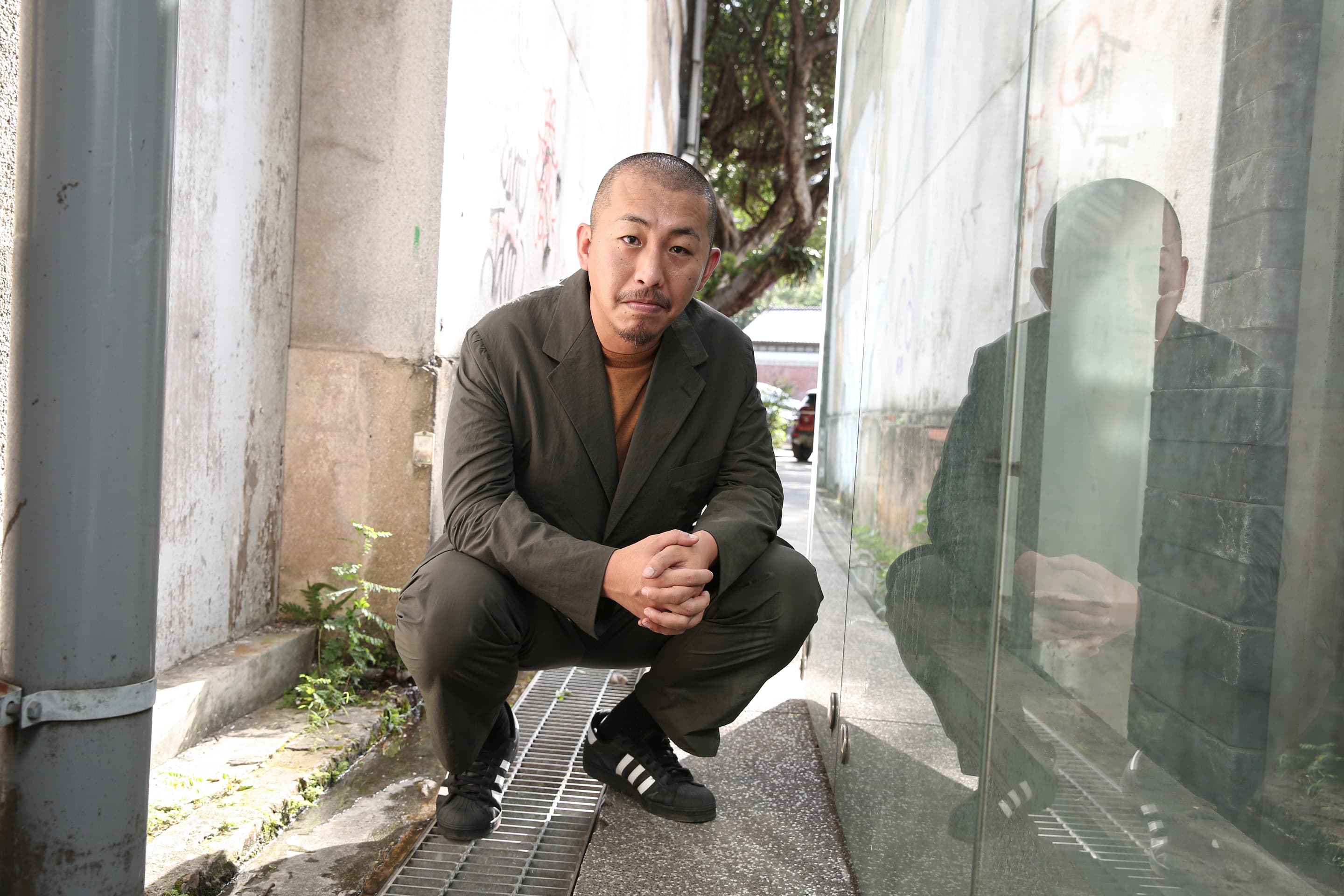 編導三宅唱不只針對影片涉及的各種題材進行田調與訪問,也親自下場練習拳擊。