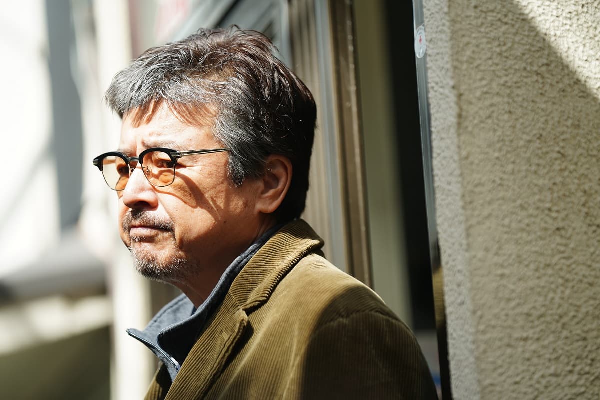 資深男星三浦友和在片中飾演拳擊館館長,在現場就像大家長。(光年映畫提供)