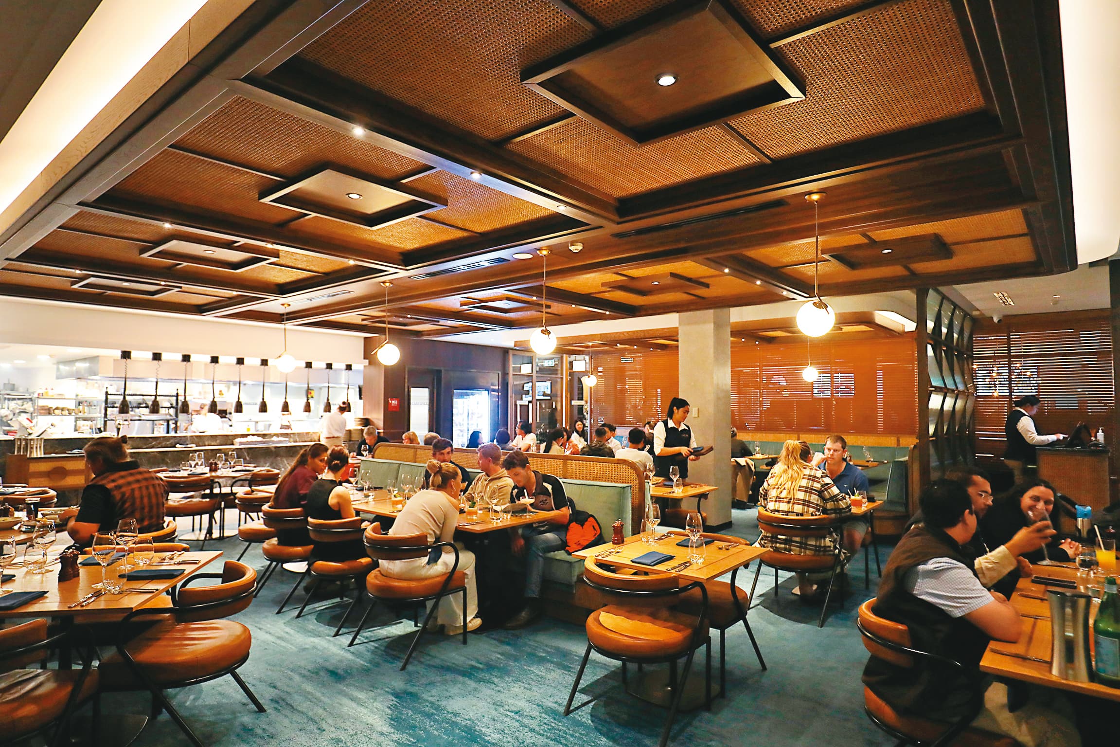 開在飯店1樓的「BULL & BELL」是世界排名第92的牛排館,吸引許多食客遠道而來。