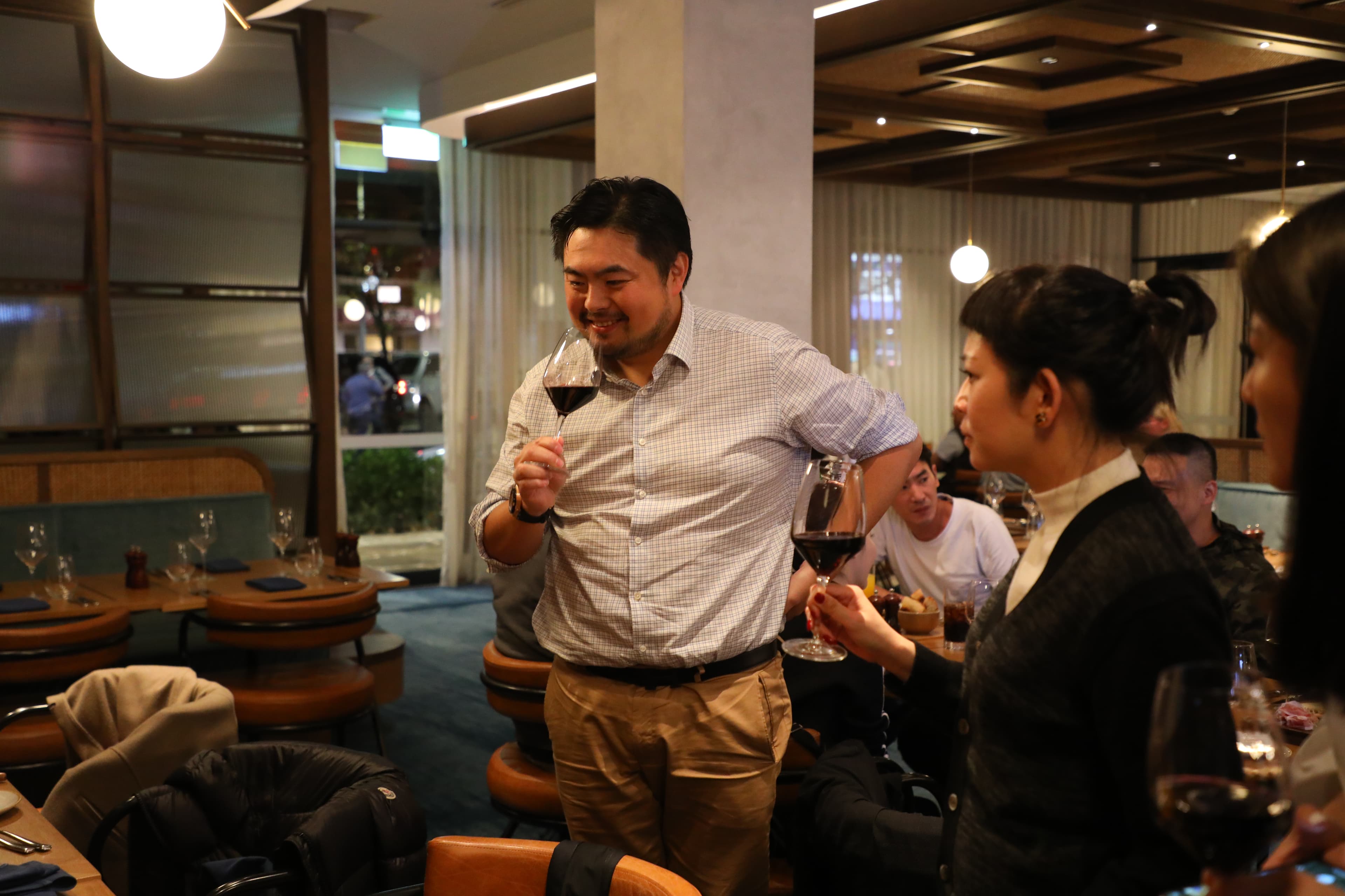 「獵人谷之夢」二代老闆Michael(左)從小在澳洲長大,對燒烤很有研究,堪稱牛排達人。