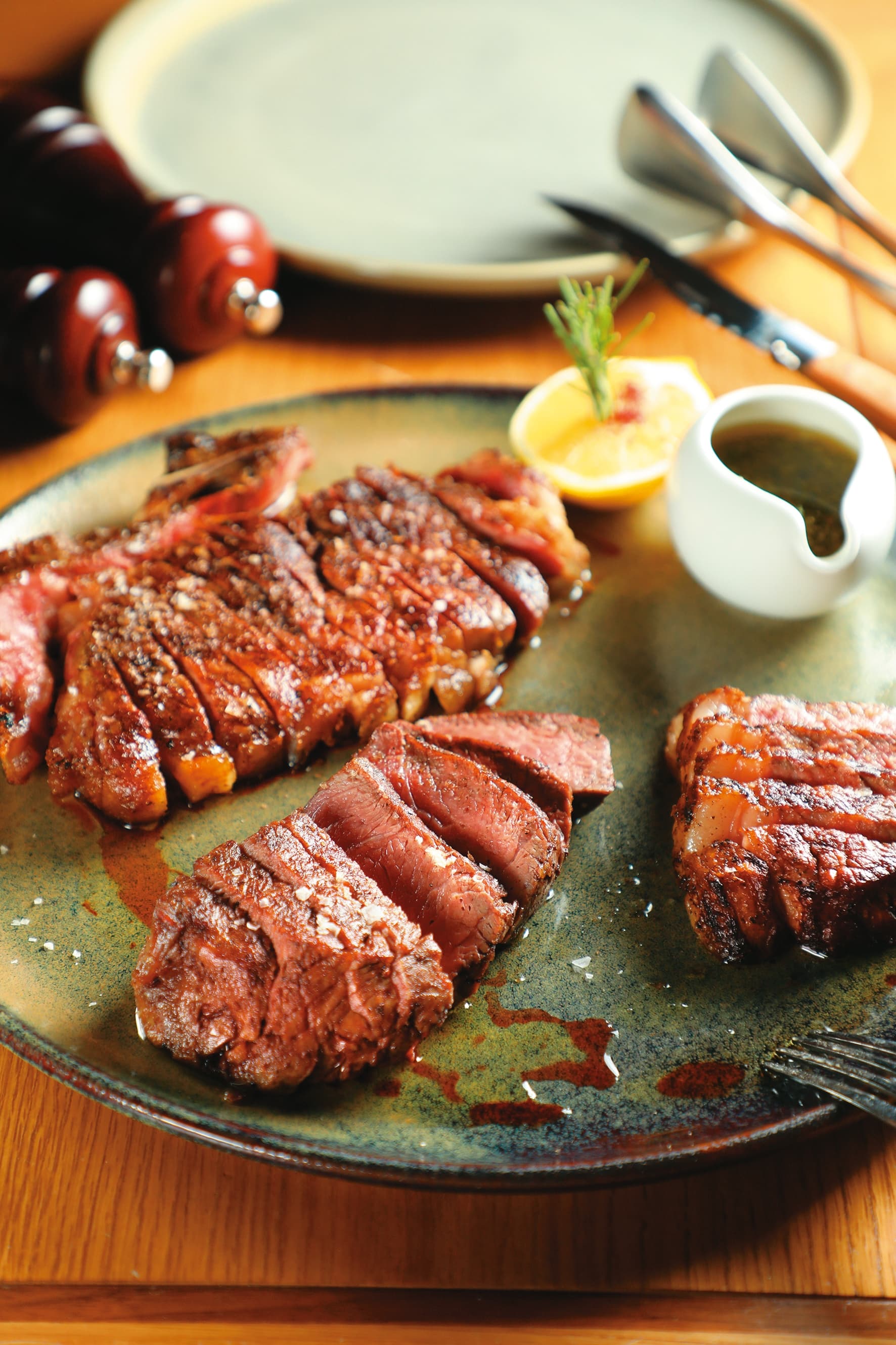 「Stanbroke Signature Tasting Plate」可以同時吃到乾式熟成安格斯帶骨紐約客、草飼牛里脊、招牌安格斯黑牛等3種肉品。(澳幣99元/份,約NT$2,092)