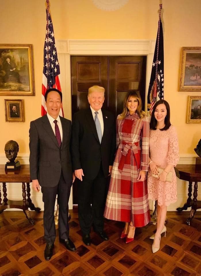 郭台銘、曾馨瑩夫婦曾與前美國總統川普、夫人梅蘭妮亞見面。(翻攝郭台銘臉書)