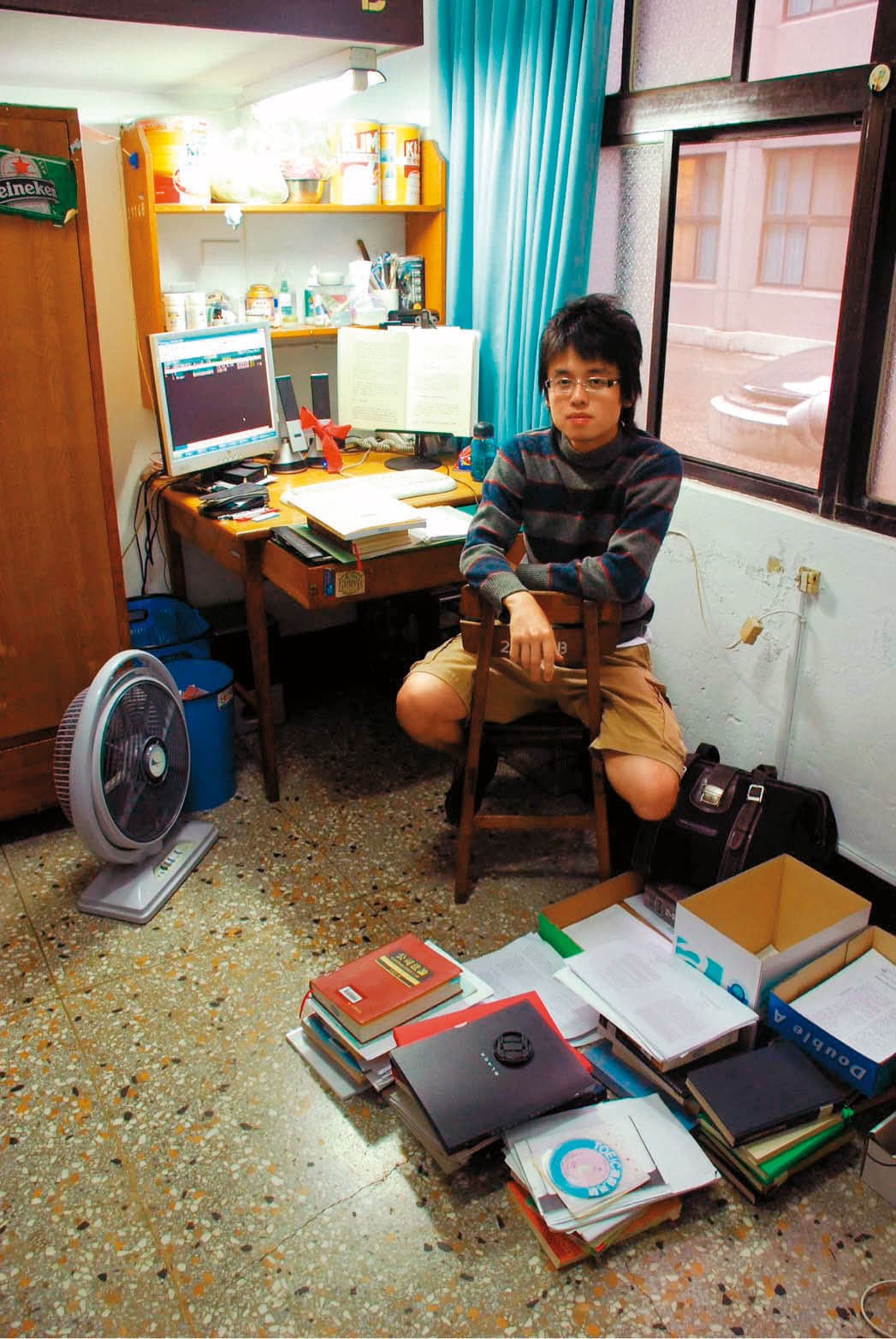 2008年,唐福睿即將完成碩士論文,在輔大宿舍拍照留念。(唐福睿提供)