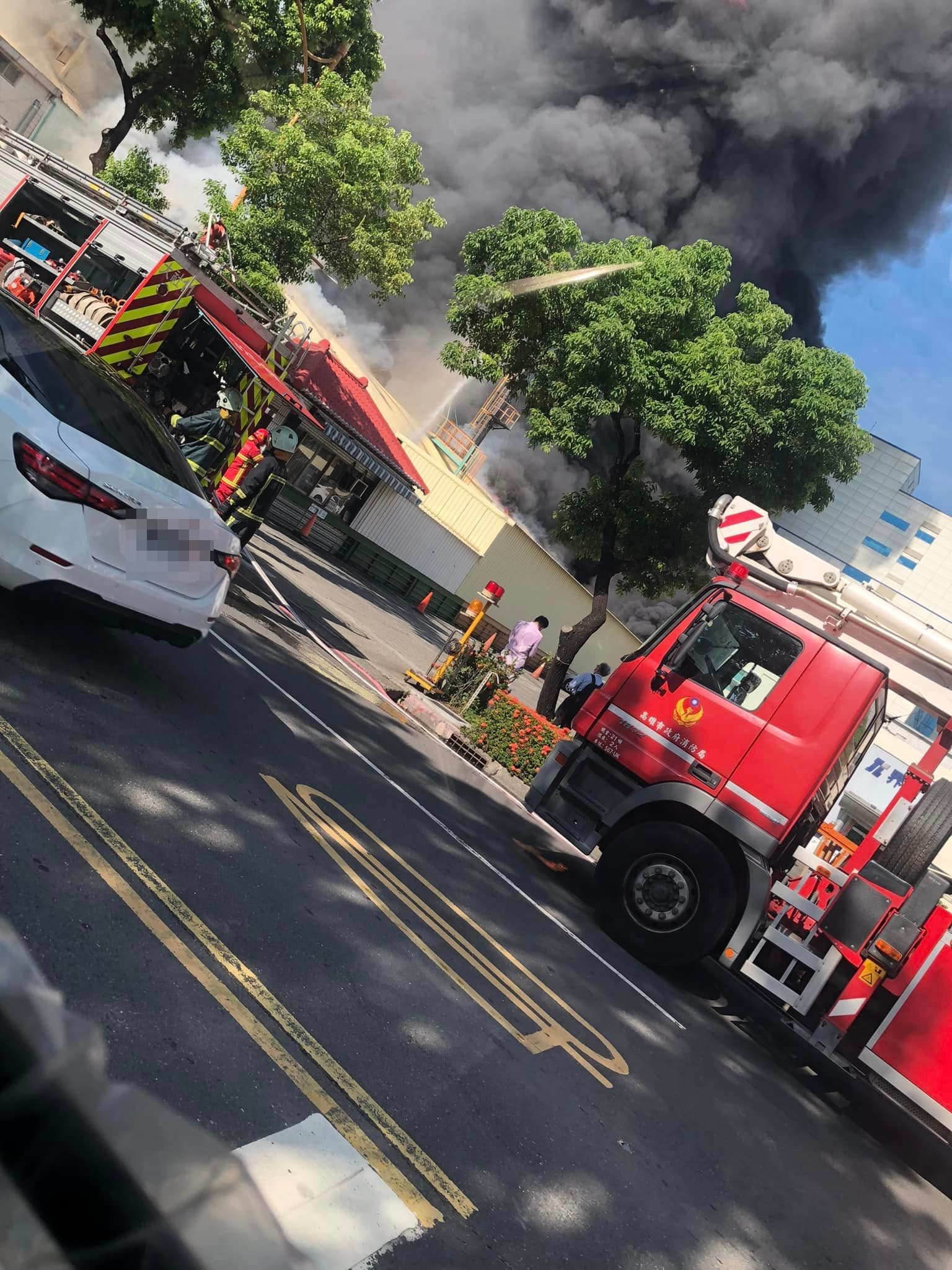 警消獲報後，已派出50位消防員19輛消防車進行搶救。（翻攝自爆廢公社二館）