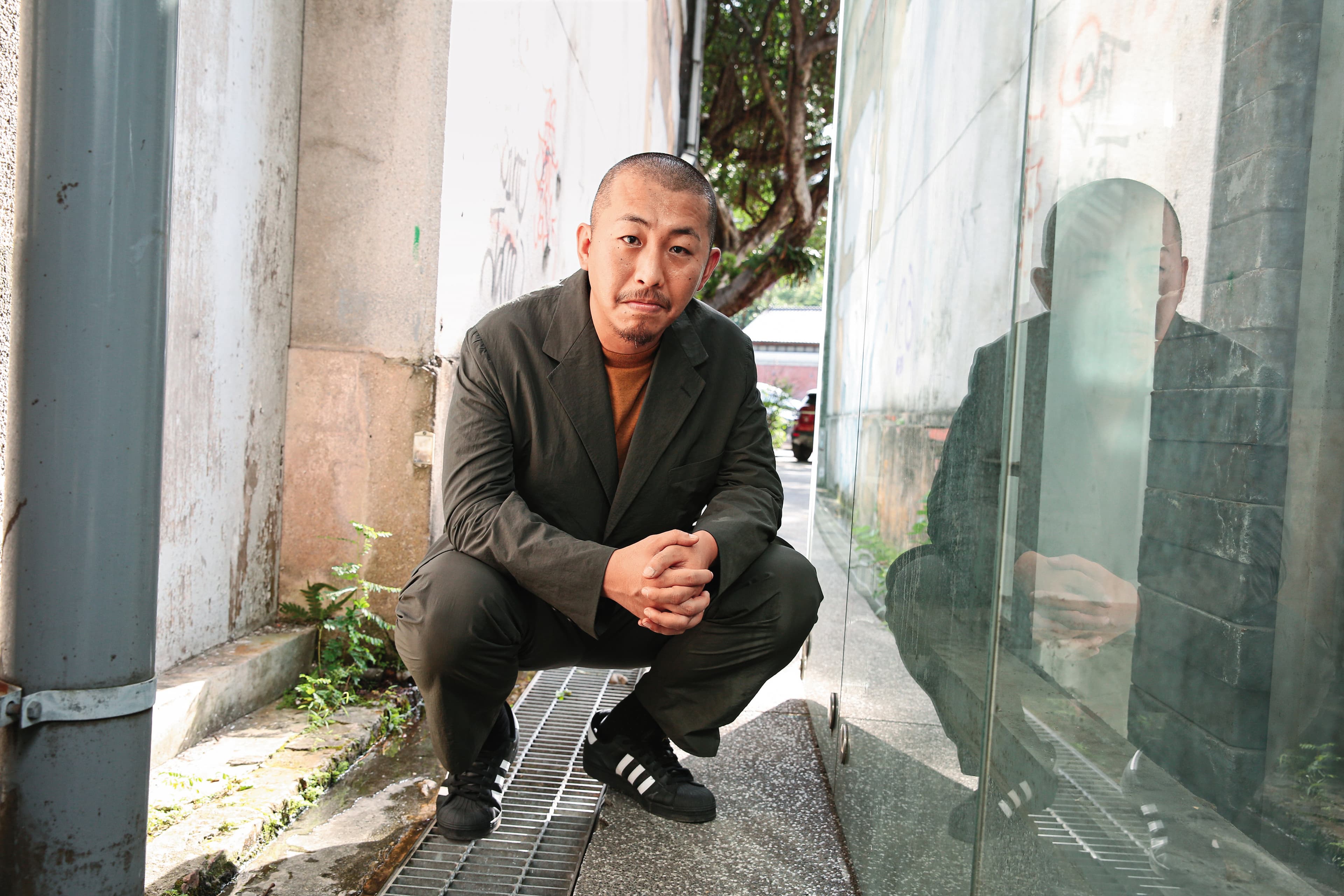 編導三宅唱不只針對影片涉及的各種題材進行田調與訪問,也親自下場練習拳擊。