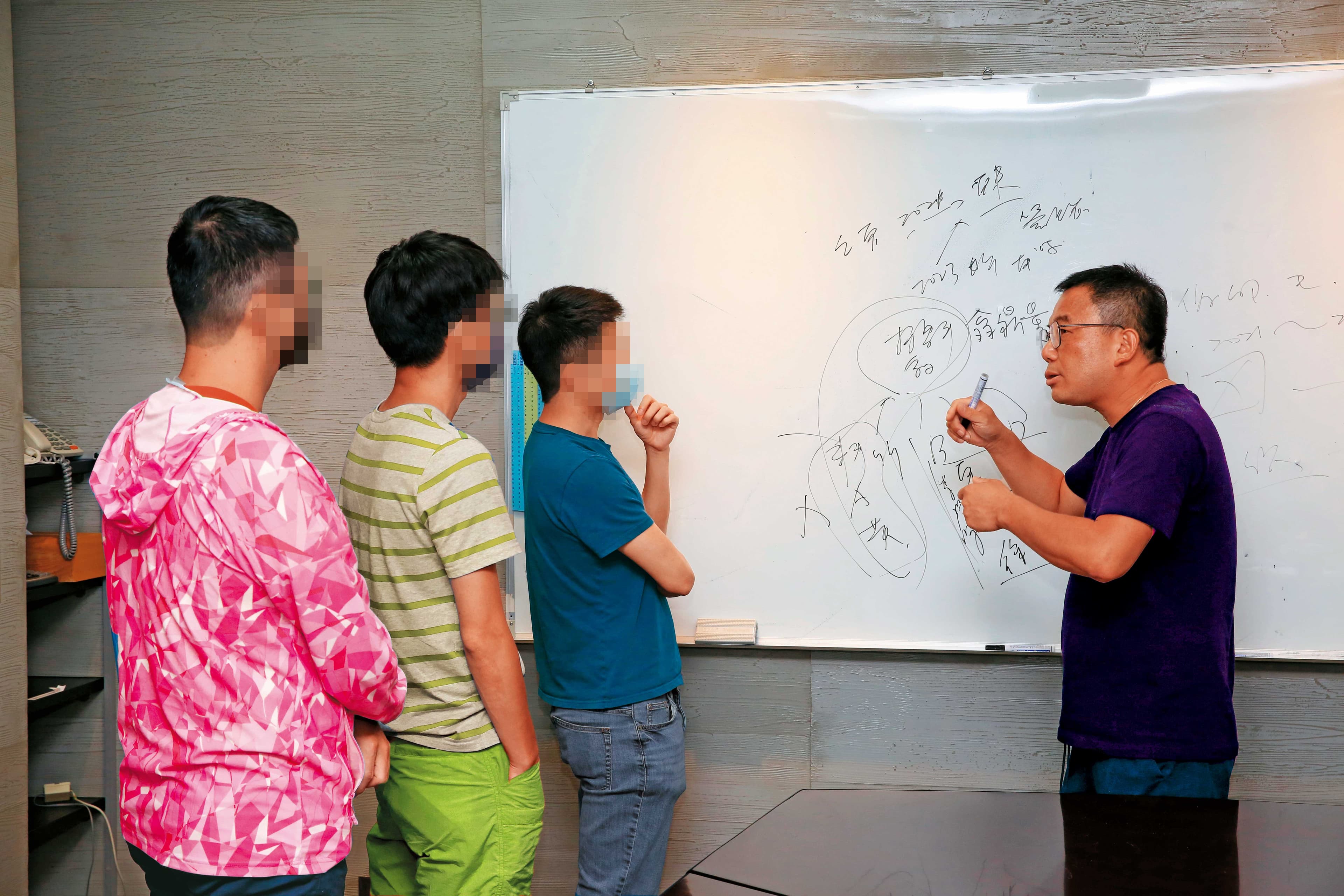 住宅週報社長陸敬民(右)向受害人說明可能的詐騙手法。
