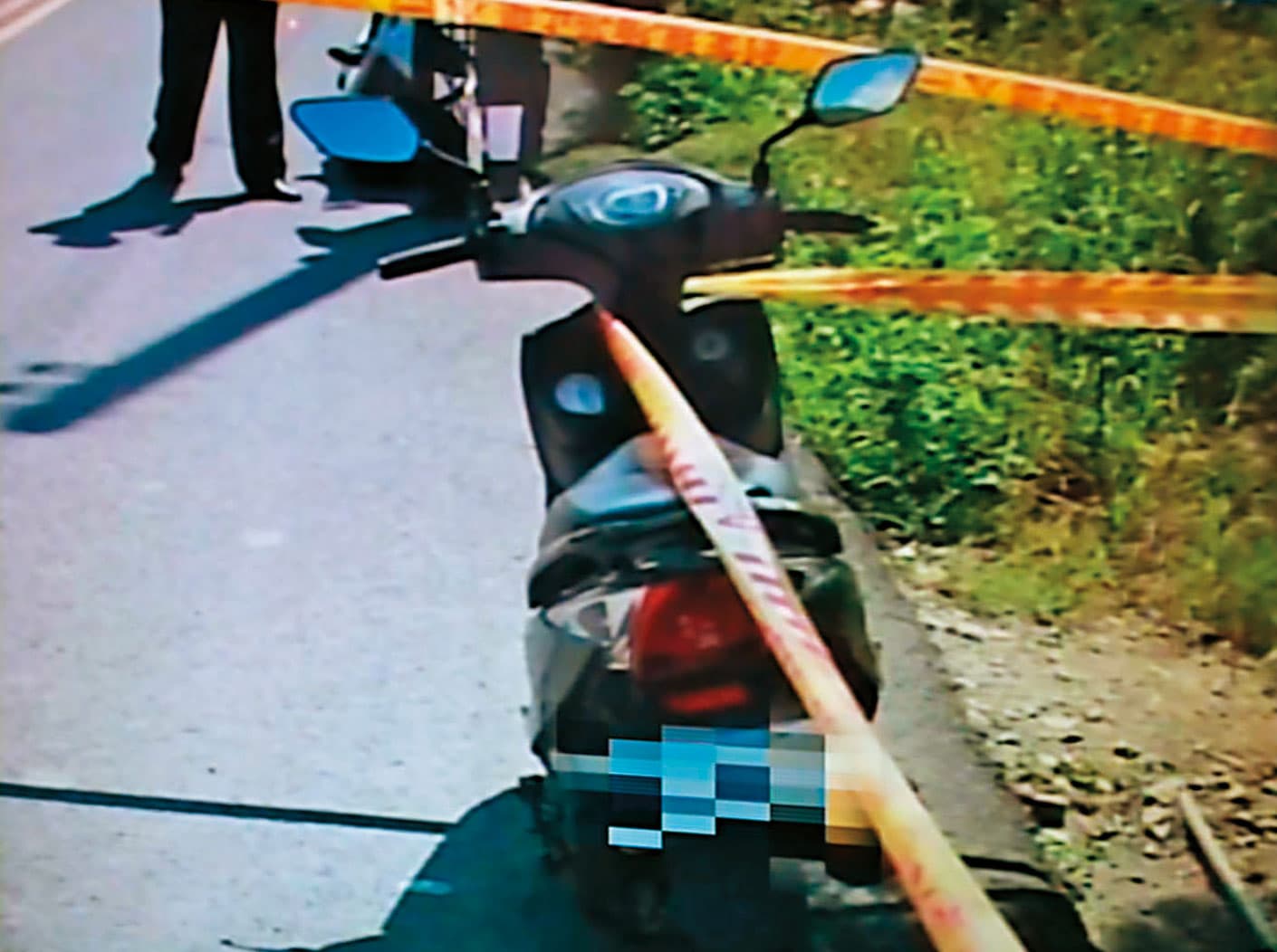 沈女的機車停在命案現場,警方根據車號,很快查到死者身分。(東森新聞提供)