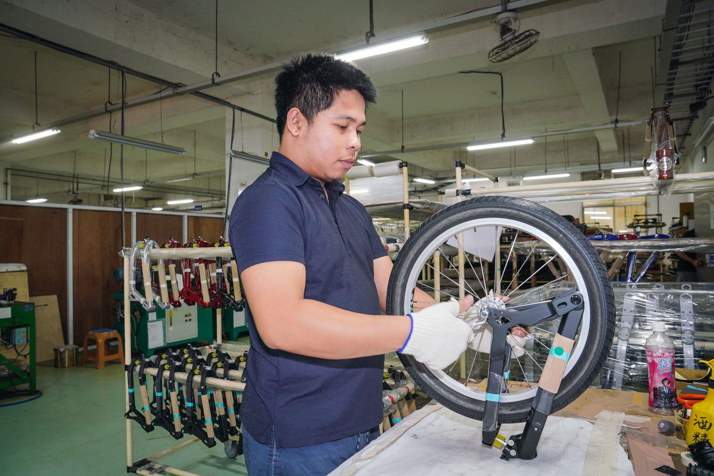太平洋自行車招牌BIRDY折疊車,儘管車架七五%以上採機器人製作。不過,其他有些車身組成還是得靠人力技術搞定。
