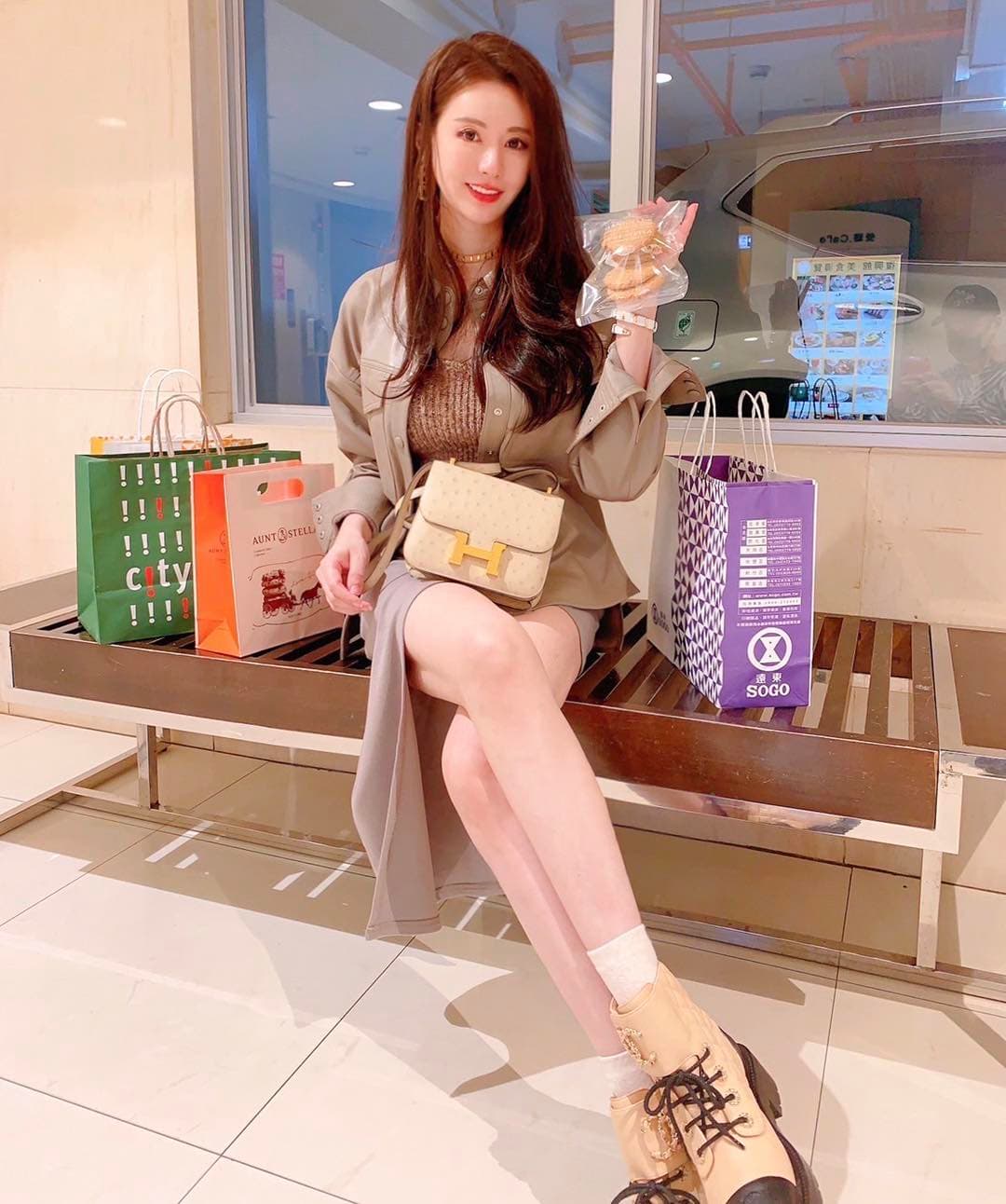 王瀅與老公楊立傑結婚13年,日前她在社交網站大吐苦水,不僅寫下夫妻間相處的細節模式,也抱怨老公時常對自己轟炸式提問。(王瀅臉書)