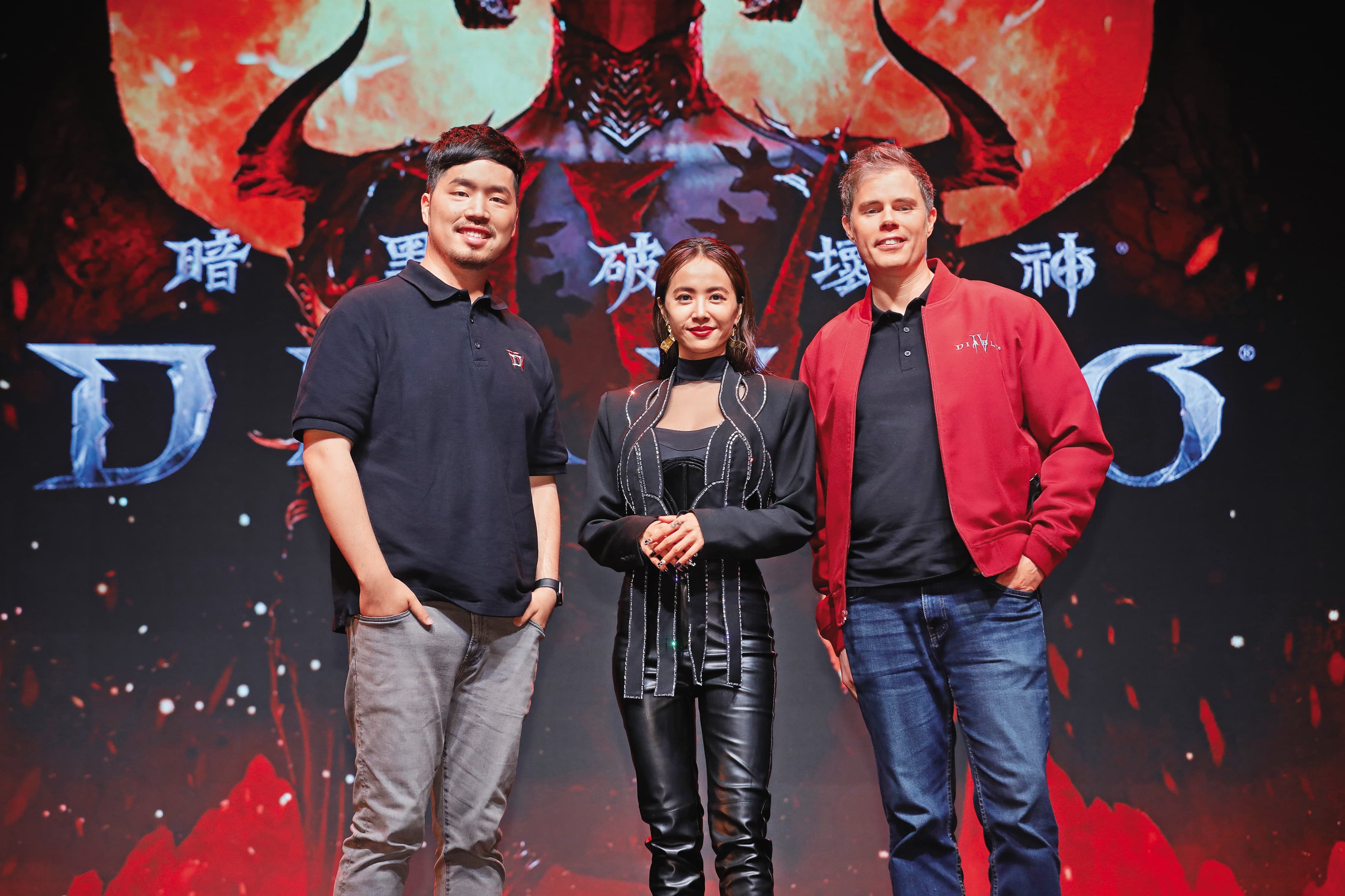蔡依林(中)擔任《暗黑破壞神IV》台、港、澳代言人,遊戲總監Joe Shely(右)、資深遊戲製作人Paul Lee(左)來台參加上市記者會。