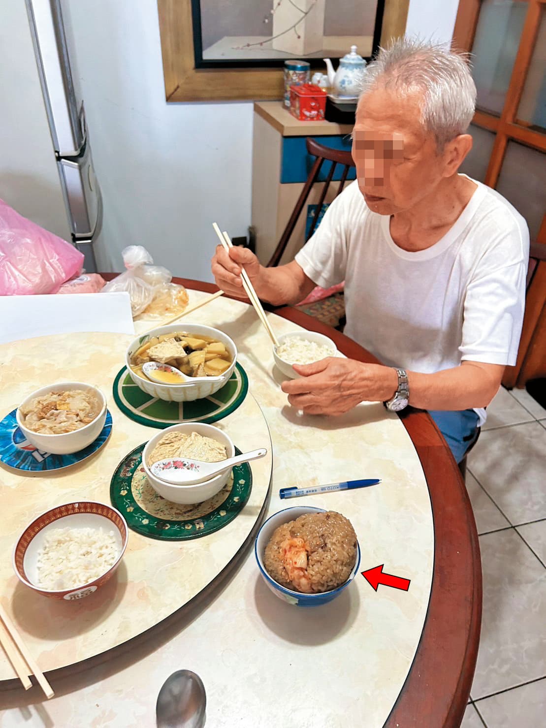 本刊致電行天宮查證後,廟方隔天特別送了一份油飯(箭頭處)給老翁。(讀者提供)