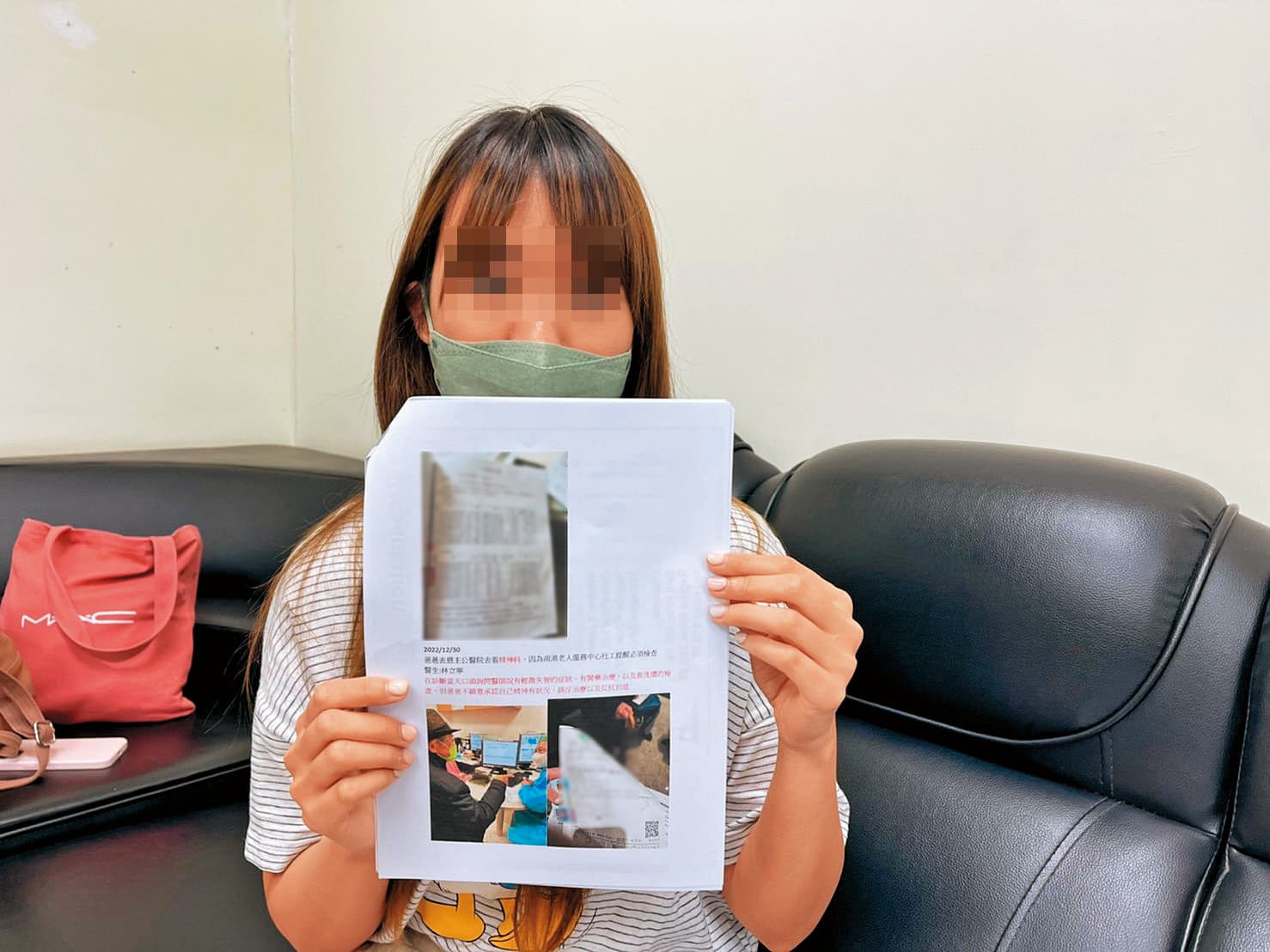 張小姐出示相關文件,控訴行天宮誘騙父親房產。