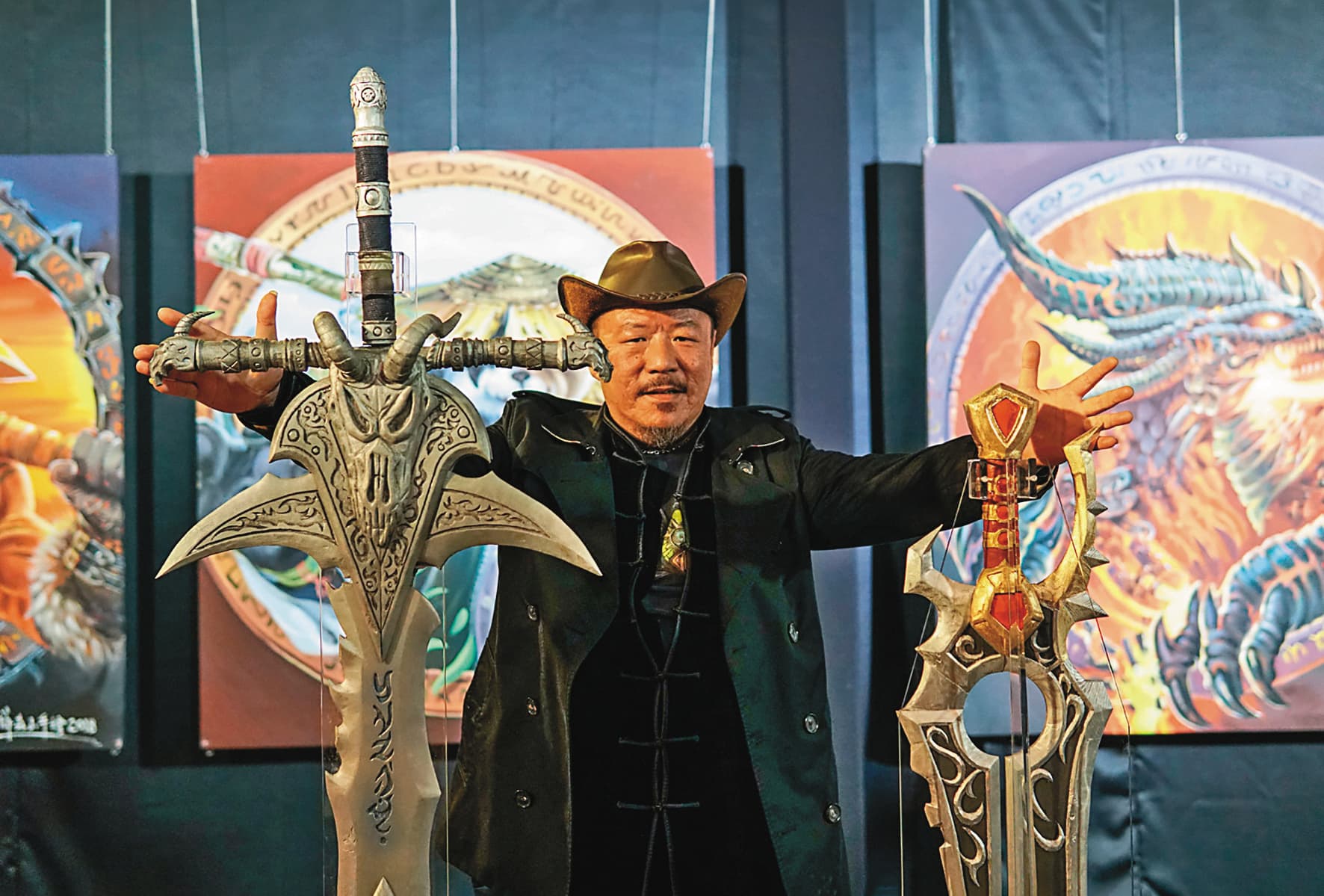 2019年《魔獸世界》推出15週年,動視暴雪邀多位台灣藝術家創作《魔獸》藝術品,木雕創作者林昭辰以木雕重現多款兵器。(周文凱攝)