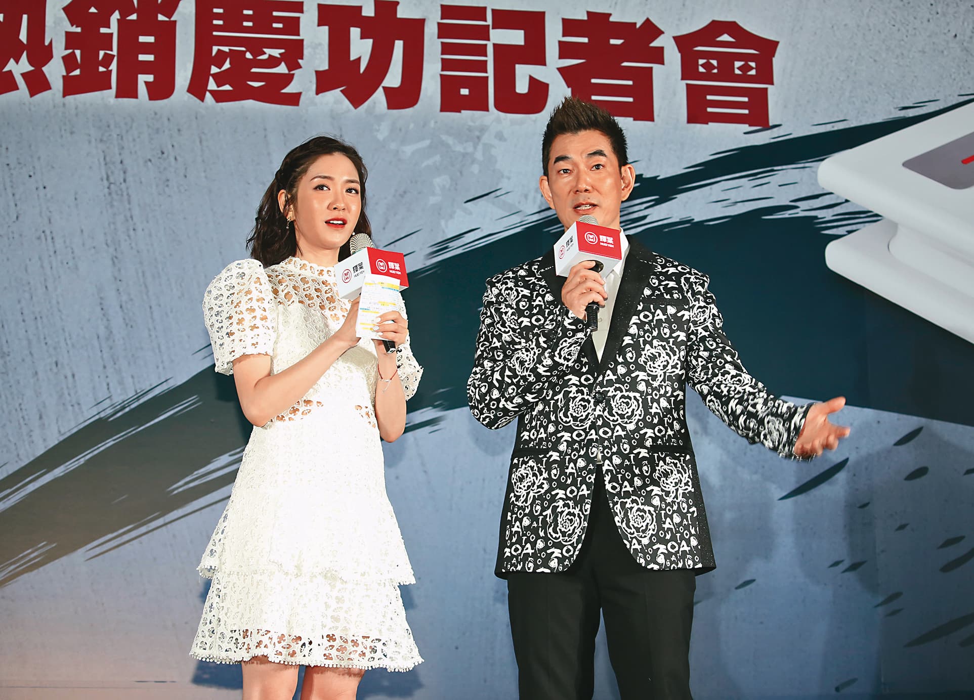 楊千霈(左)主持功力深受廠商肯定。右為任賢齊。