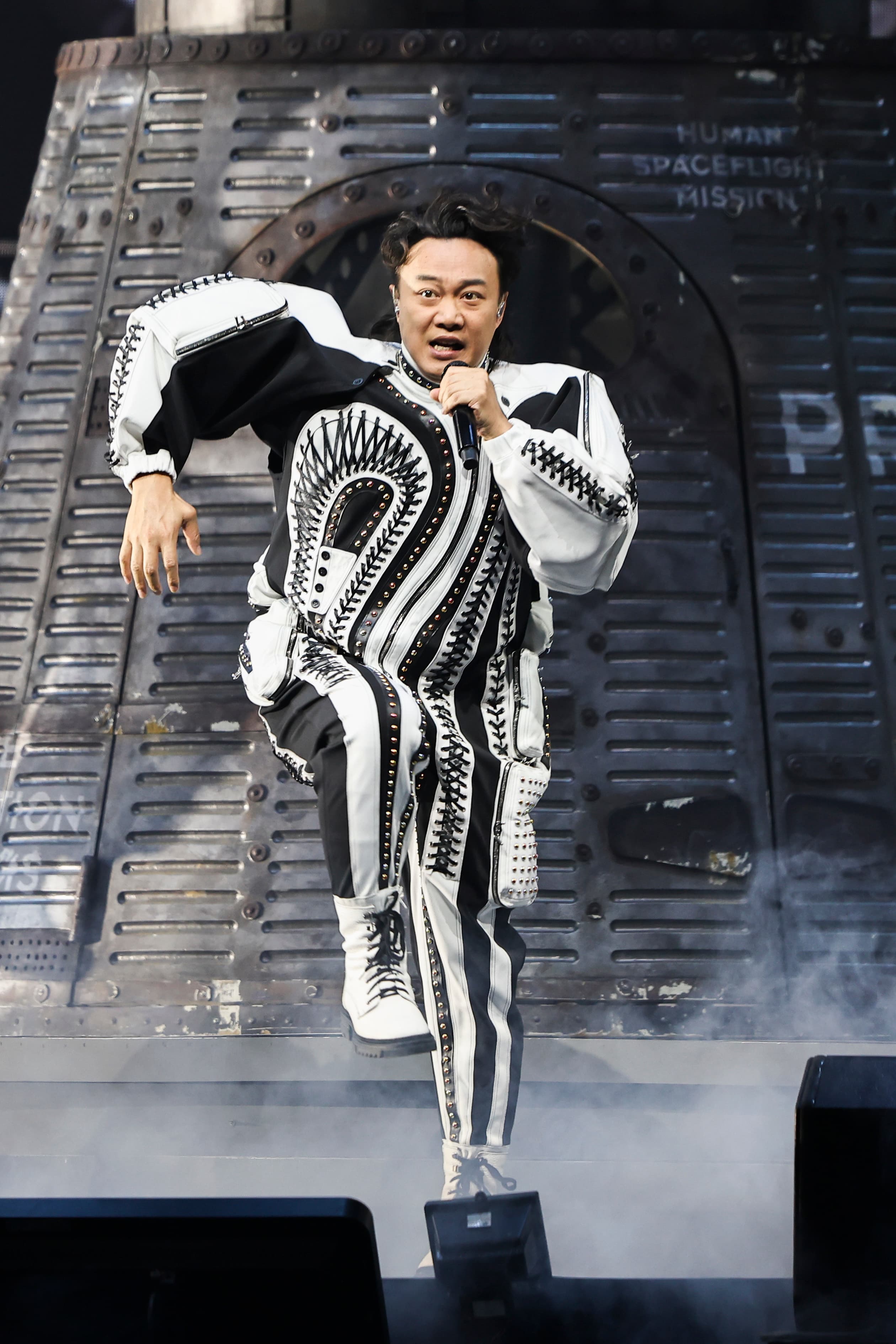 睽違7年,陳奕迅再登小巨蛋,向來要求完美的他在開唱前,還不停彩排不同的歌。