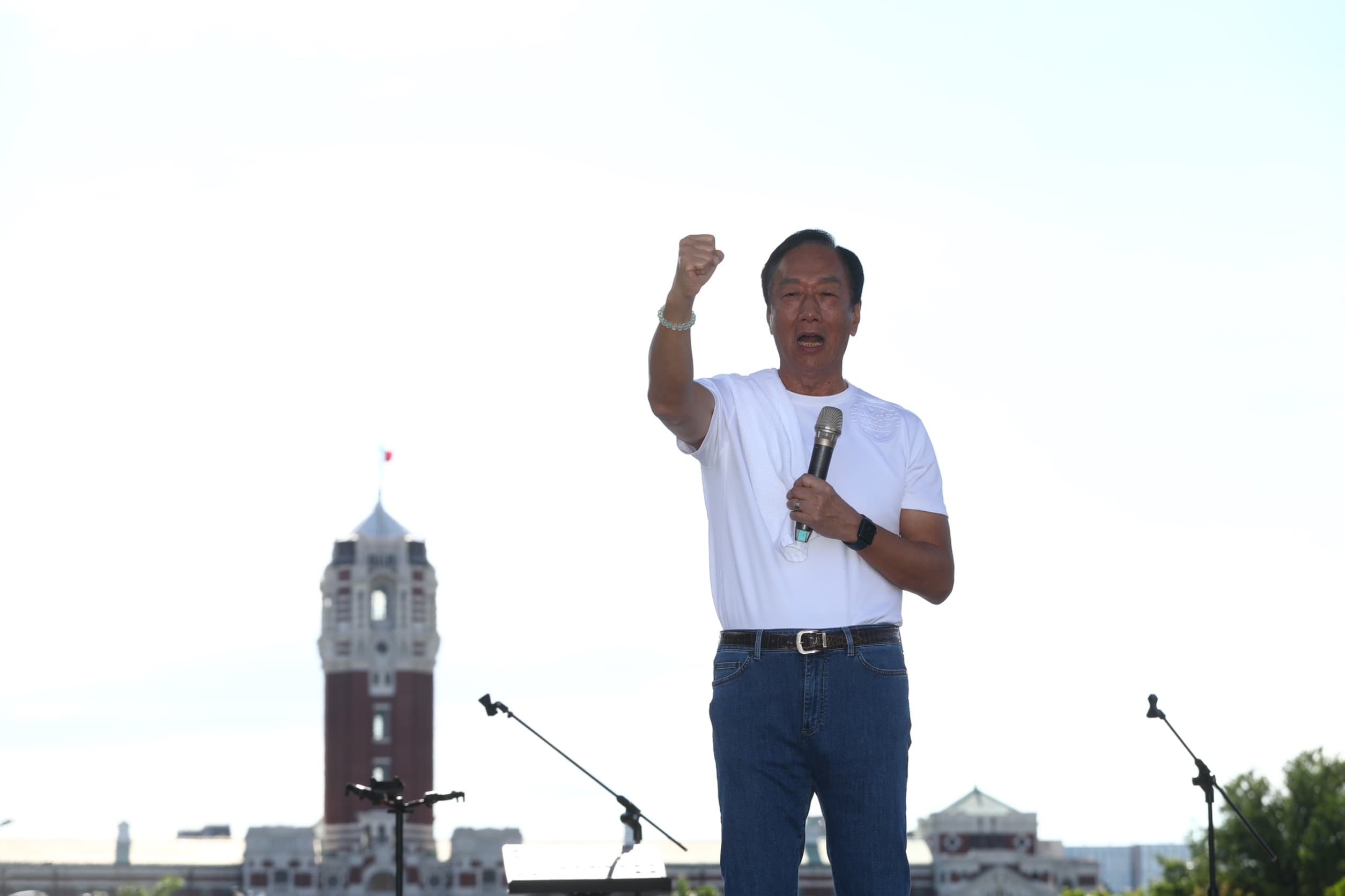 郭台銘批評民進黨政府8年來未能落實居住正義改革,選舉到了才趕快推出囤房稅2.0騙選票。