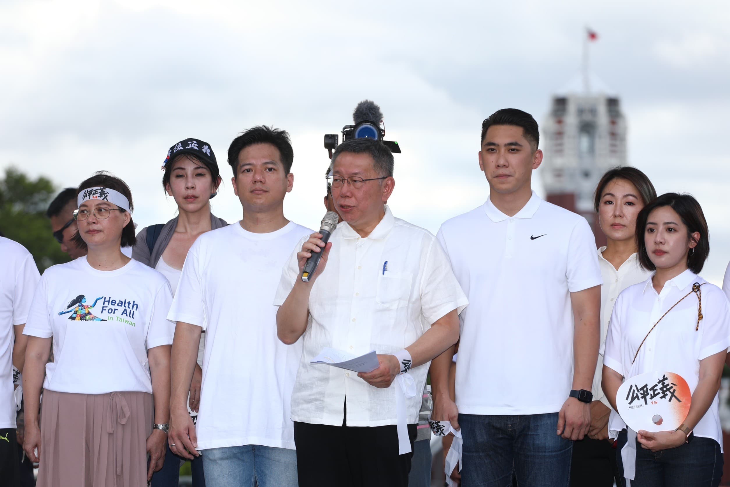 柯文哲點名內政部政次花敬群誠實回答2個問題,說清楚蔡政府任內蓋了多少戶社宅。