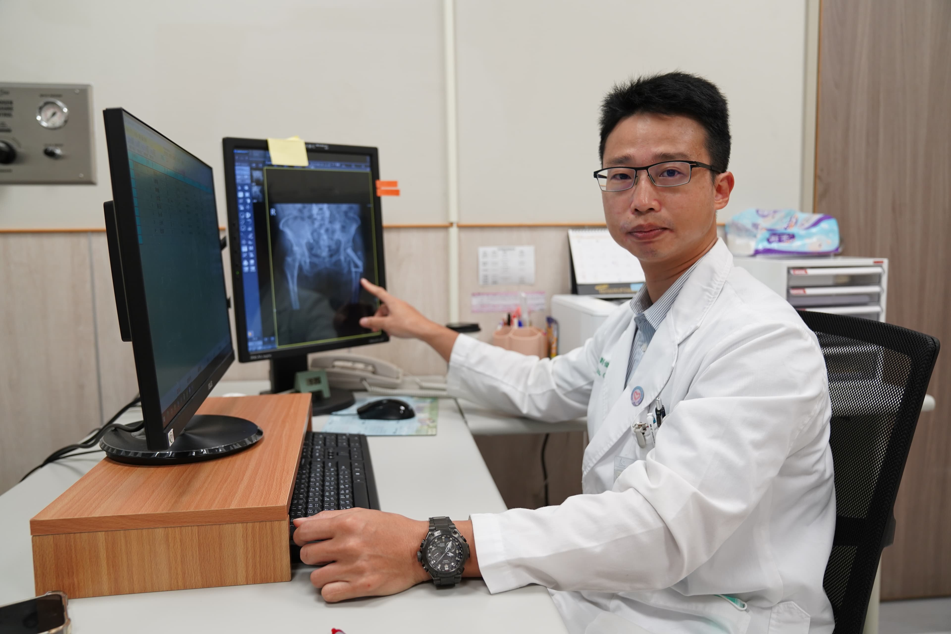 骨科醫師劉俊良提醒,患有甲狀腺疾病、類風濕關節炎或糖尿病,都算是骨質疏鬆的高危險群。(中國醫藥大學新竹附設醫院提供)