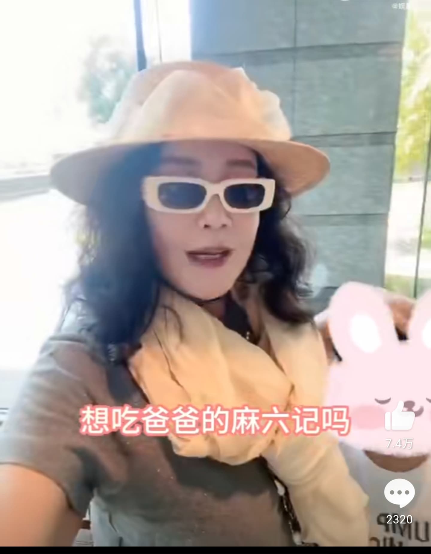 張蘭頻拉著孫子宣傳自家餐廳。(翻攝自張蘭微博)