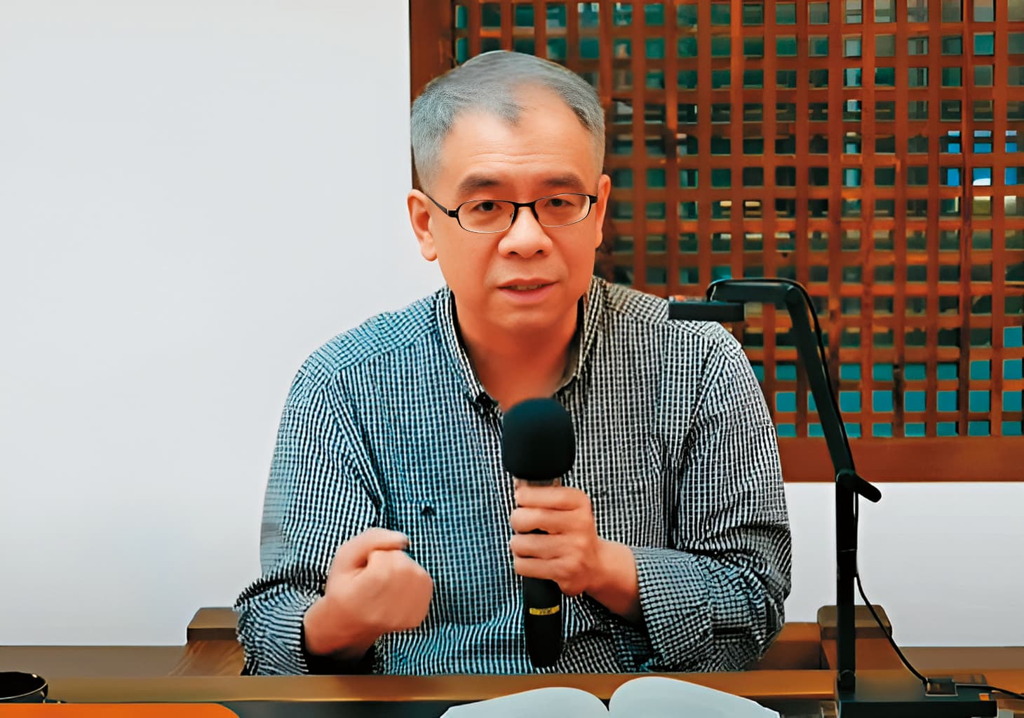 郭陣營近來猛拋政策議題劍指綠營,搶攻話語權,背後「發動機」之一,正是前《新新聞》周刊總編輯楊照(圖)。(翻攝敏講堂YouTube)