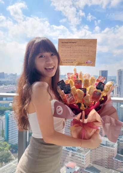 麥當勞精心製作的「雞塊花束」曝光後，許多網友驚呼：「沒想到雞塊也 可以做得這麼可愛」。（翻攝IG@jiaaahuix_）