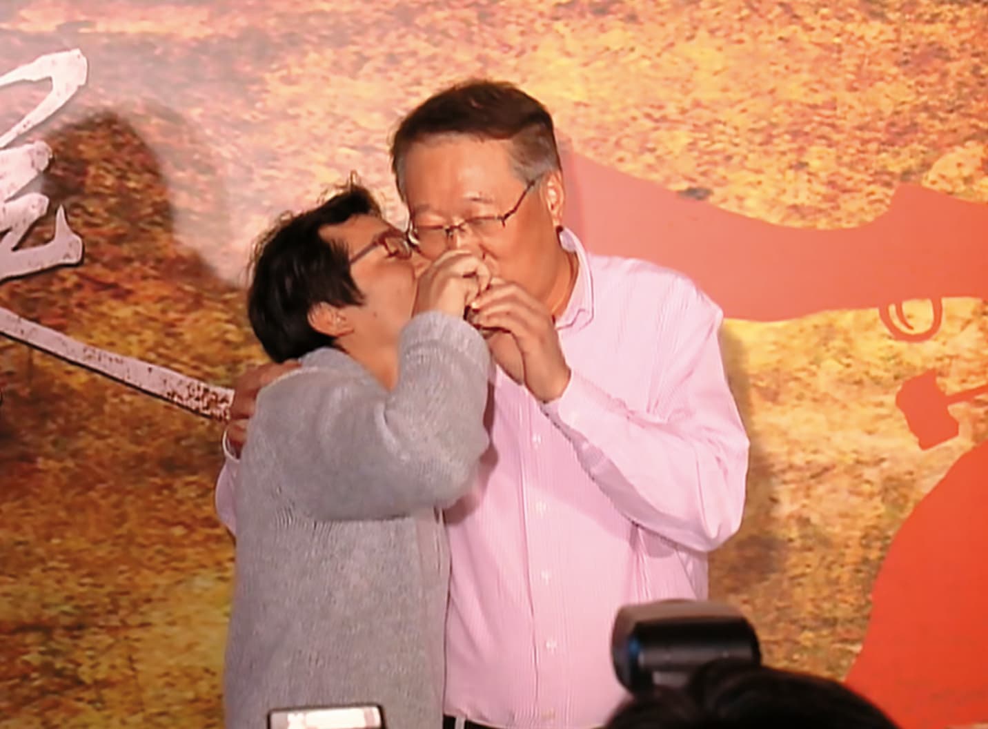 魏德聖(左)與郭台強(右)於2011年一同飲酒,共創「中影國際」合拍《賽德克.巴萊》,如今對簿公堂。(東森新聞提供)★《鏡週刊》關心您:未滿18歲禁止飲酒,飲酒過量害人害己,酒後不開車,安全有保障。