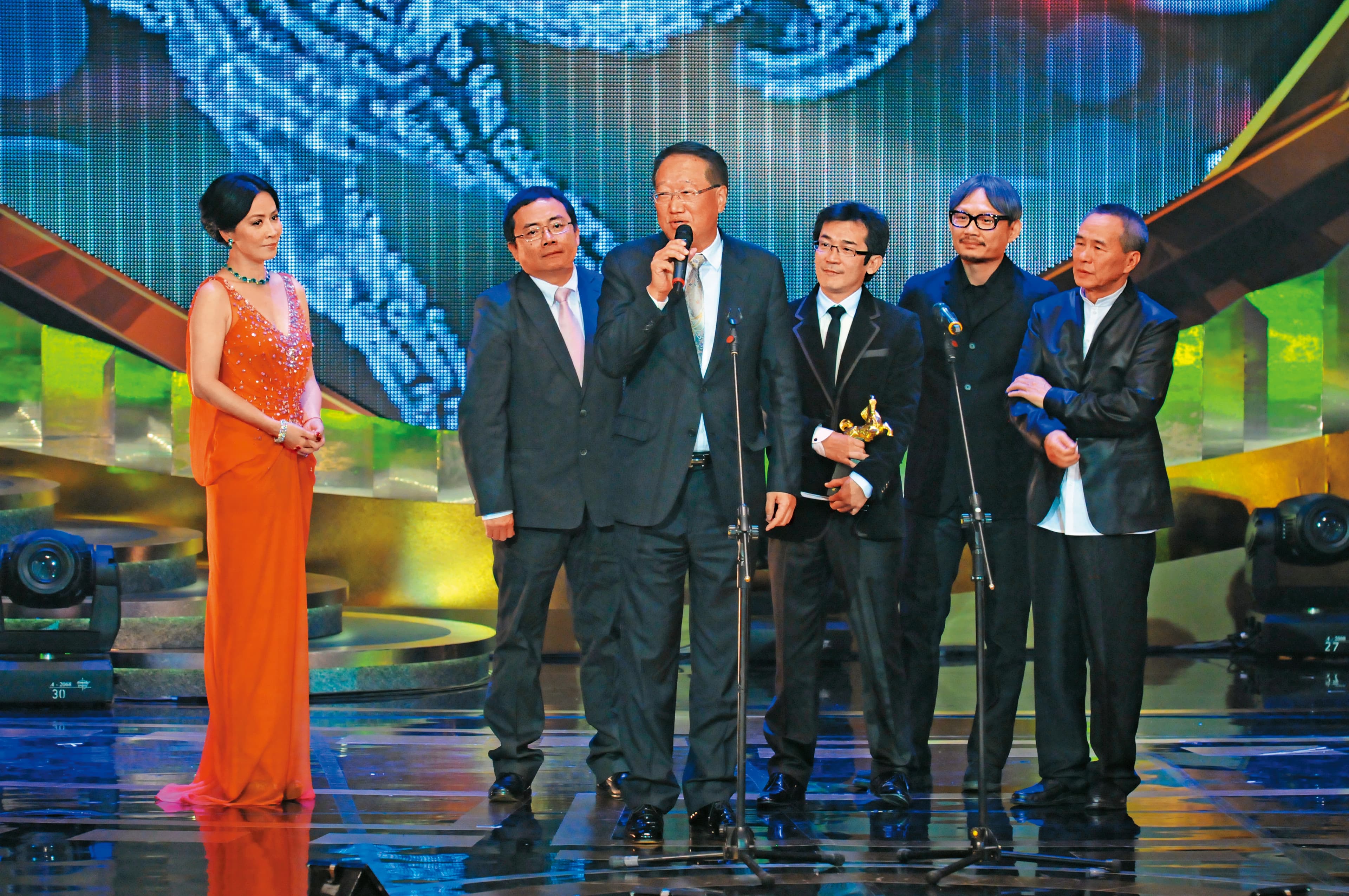 中影董事長郭台強(右4)與魏德聖(右3)出席2011年48屆金馬獎共享榮耀,如今鬧翻。