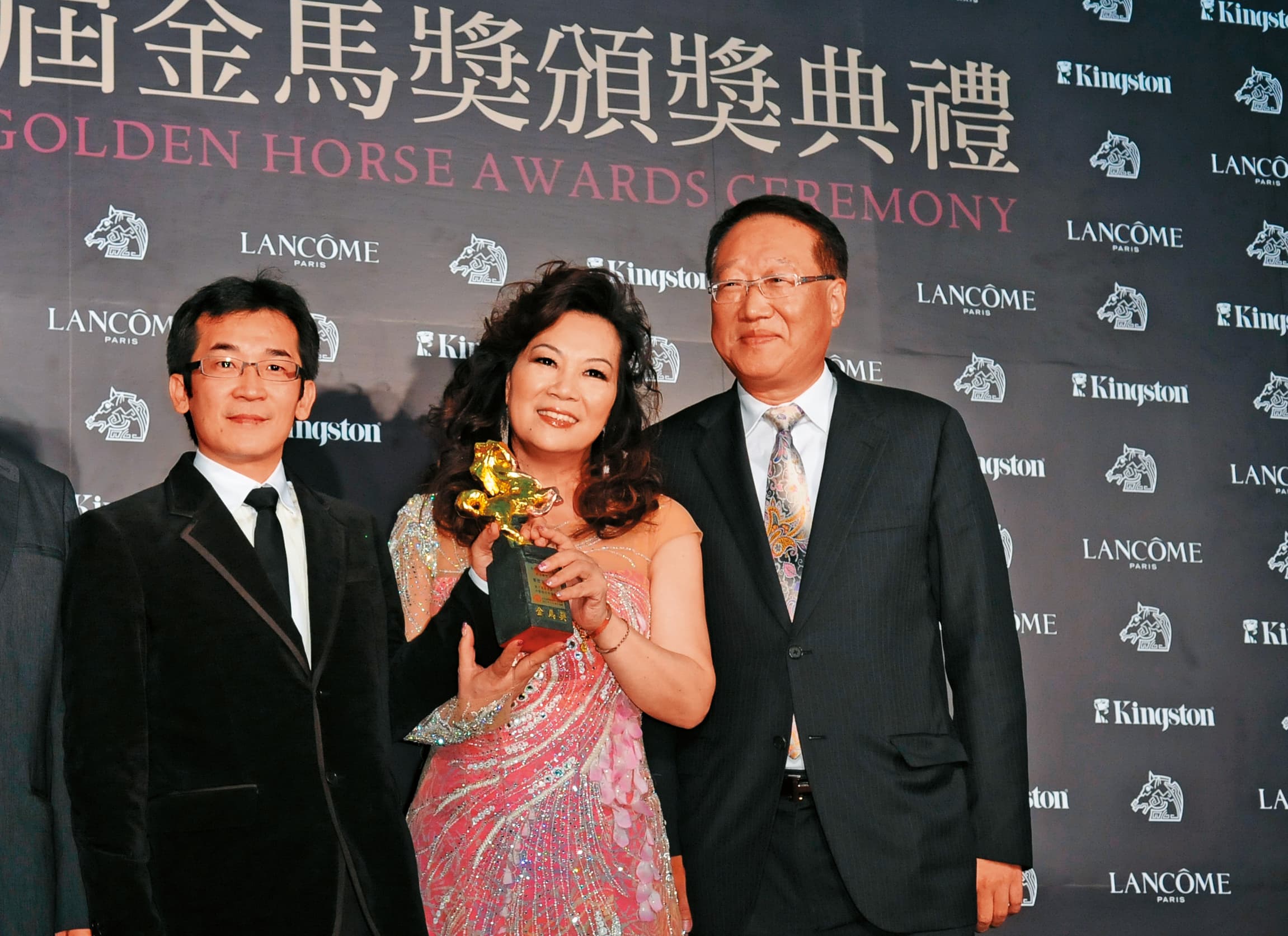 魏德聖(左)與中影董事長郭台強(右)夫婦合作《賽德克.巴萊》,在其獲第48屆金馬獎最佳劇情片後合影。