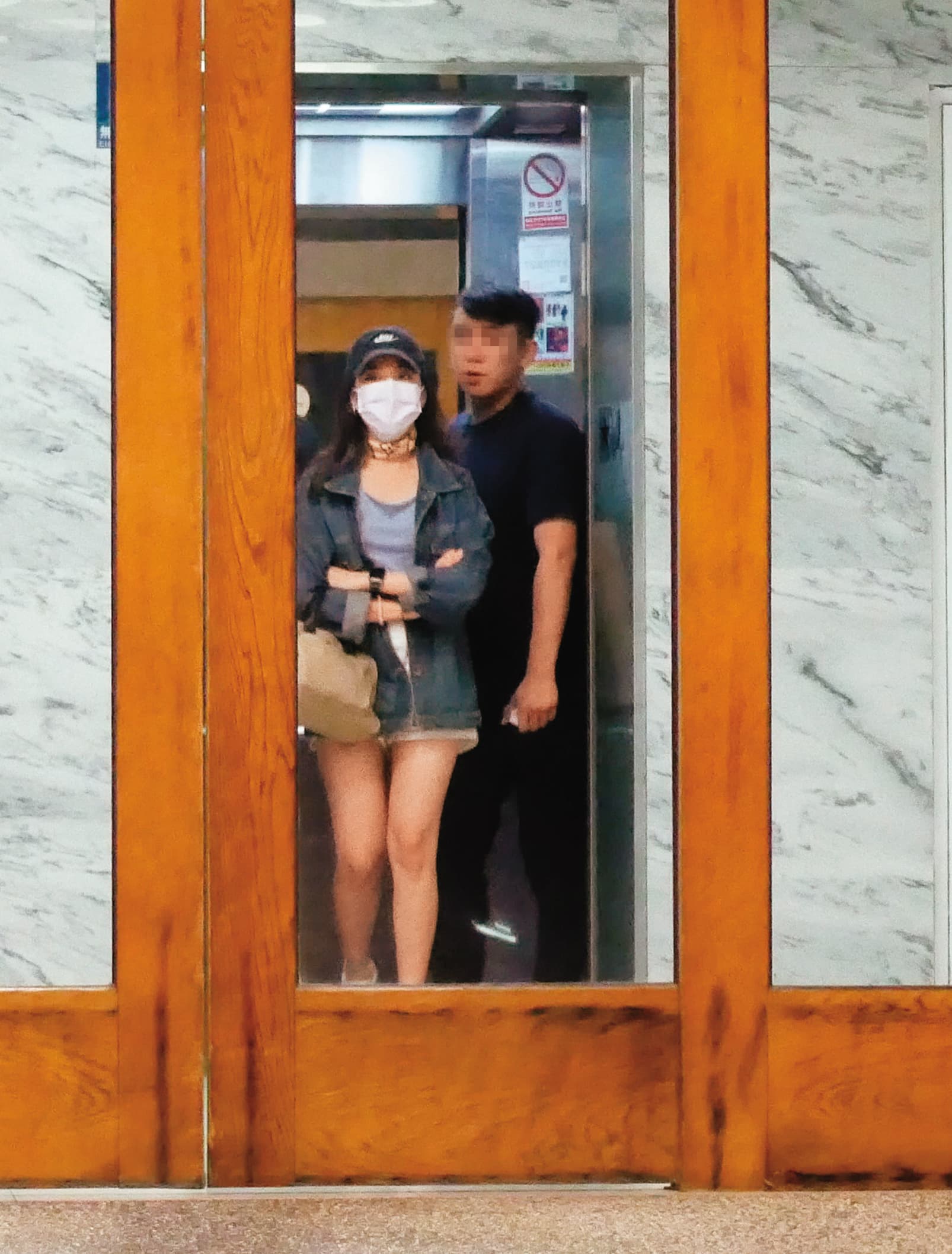 7/11 23:13 離開休息的旅館後,陳紫渝跟男友搭電梯下樓準備離開。
