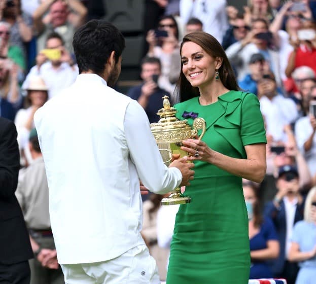 凱特王妃將冠軍金盃交給阿卡瑞茲。(翻攝Wimbledon IG)