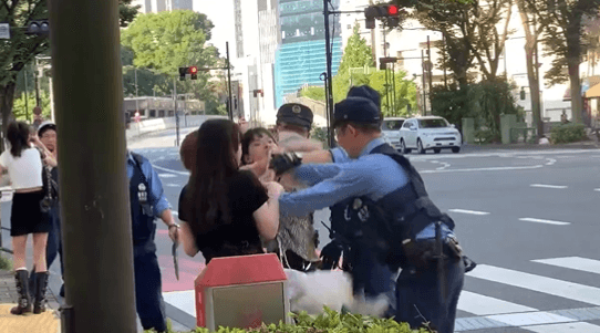 這群辣妹在新宿街頭對警方拳打腳踢。(翻自推特)