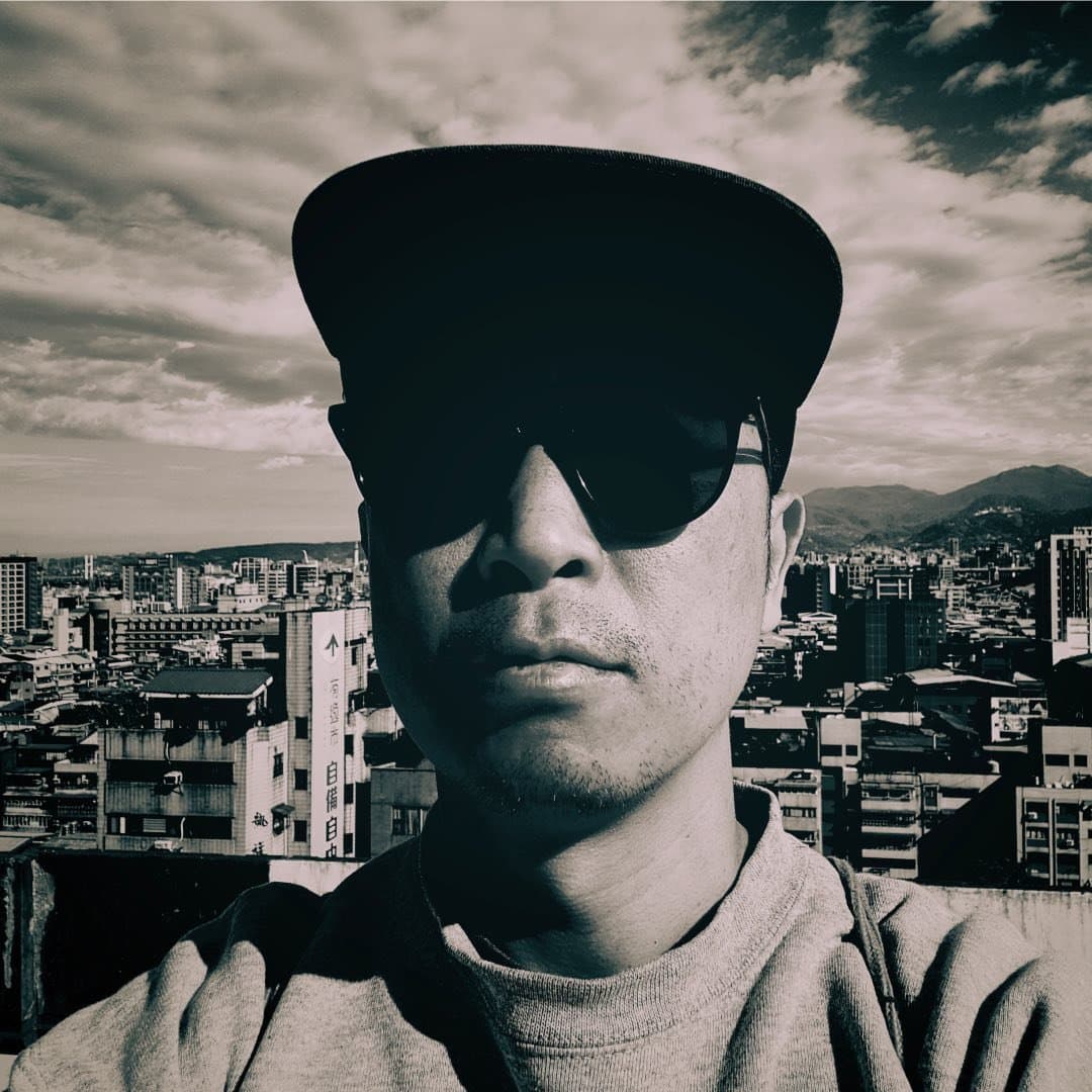 攝影師周宜賢被控性侵,趁醉帶實習生上賓館。(翻攝自周宜賢臉書)