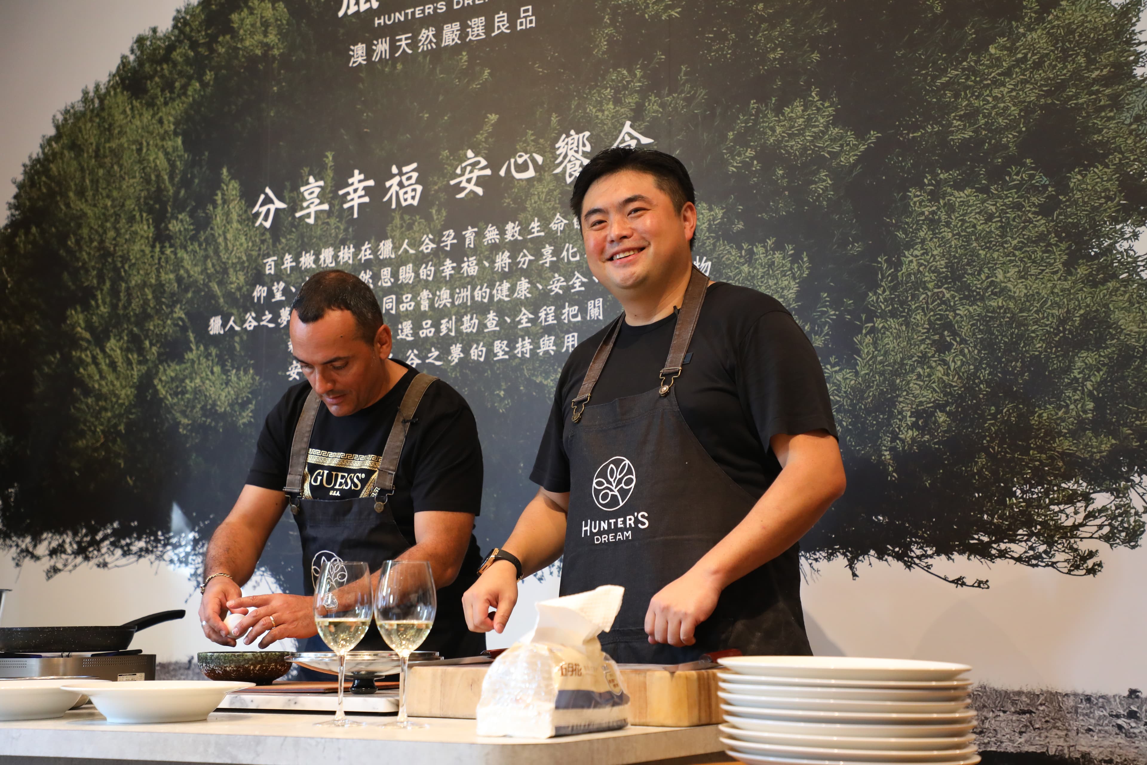 Michael(右)與Mauro Ruffolo(左)從澳洲來台,換上圍裙大展廚藝。