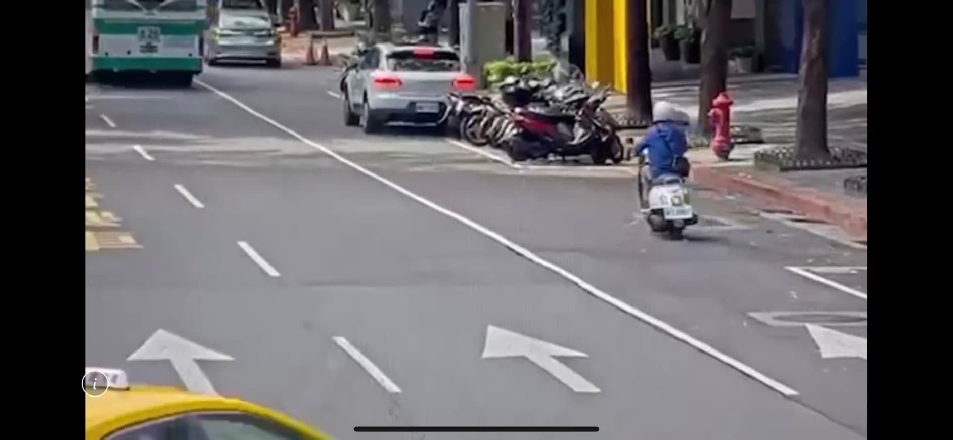 假記者陳男當時騎機車到場與被害陳男面交現金。（翻攝畫面）