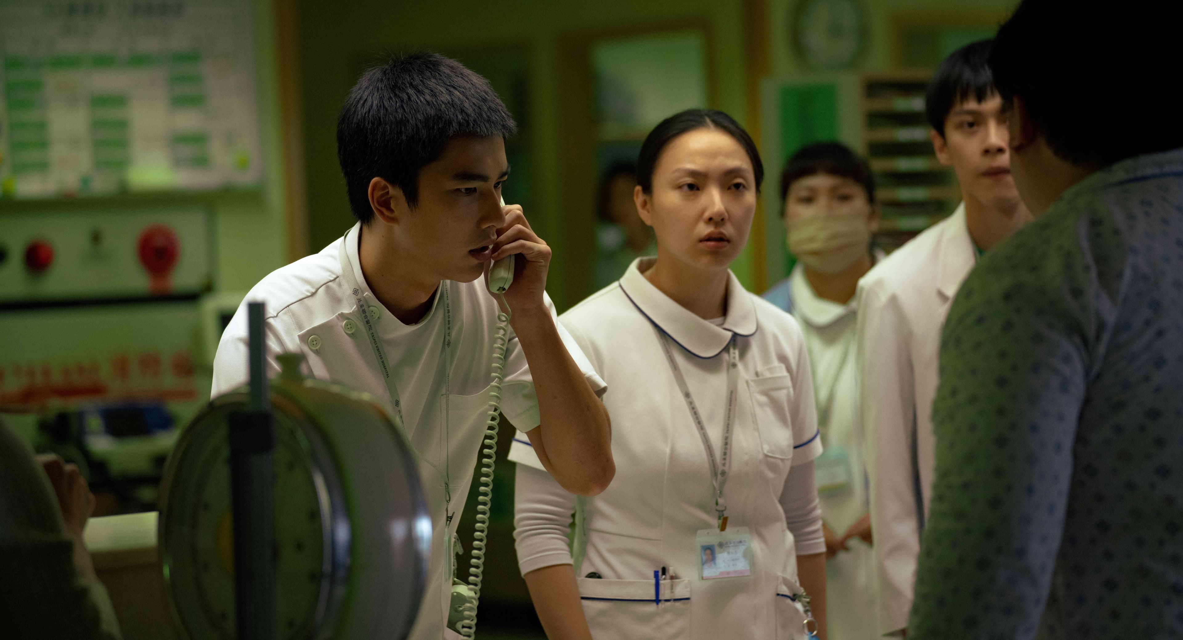 曾敬驊(左一)扮演護理師安泰河,在封院事件中始終堅持良善。(Netflix提供)