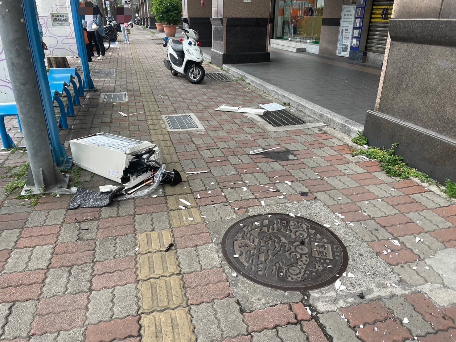 警消緊急將黃女送醫,現場還遺留冷氣機殘骸。(翻攝畫面)
