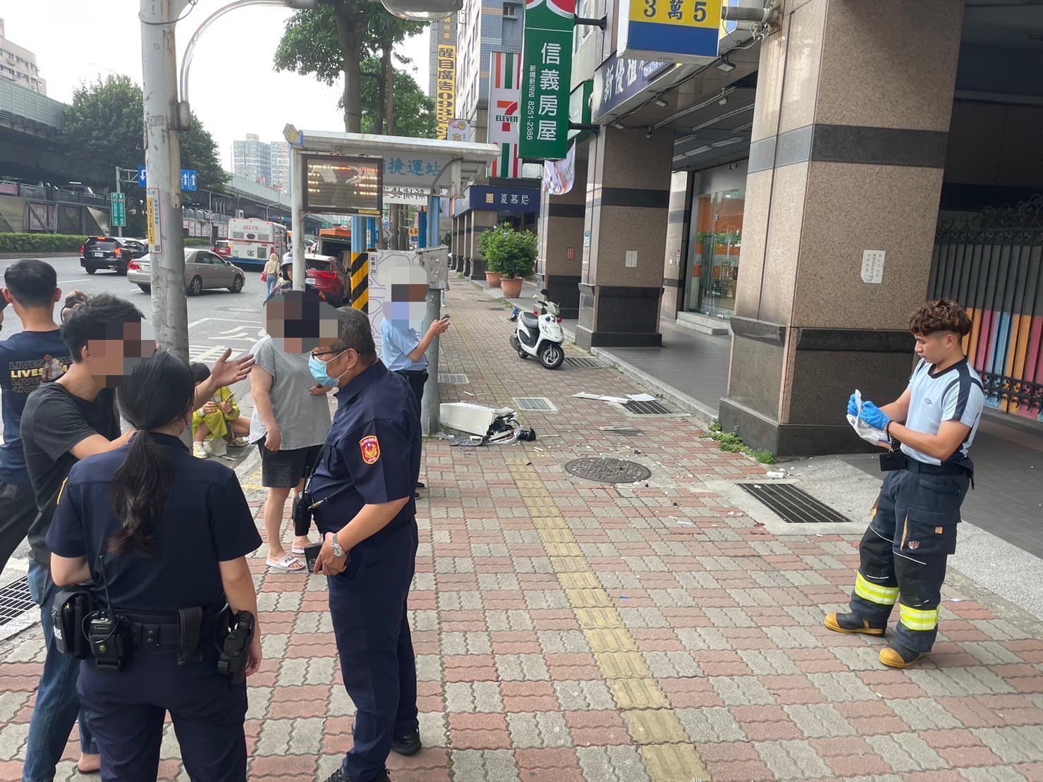 警方封鎖現場並將李姓冷氣施工工人帶回偵訊。(翻攝畫面)