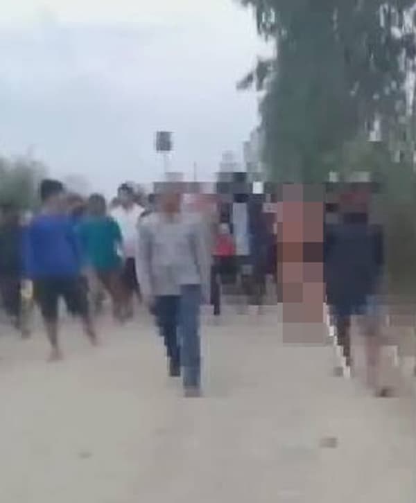 這兩名女子不斷求饒,仍被眾男凌辱。(翻自nagalandpost.com)