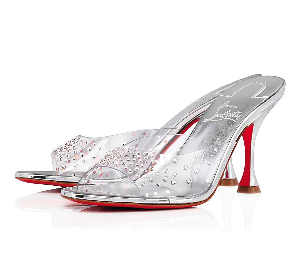 穿上Vivienne Westwood絲緞禮服的Margot Robbie，出席在倫敦舉行的《Barbie芭比》歐洲首映。Christian Louboutin Degramule strass水鑽裝飾銀色高跟鞋 NT$38,000