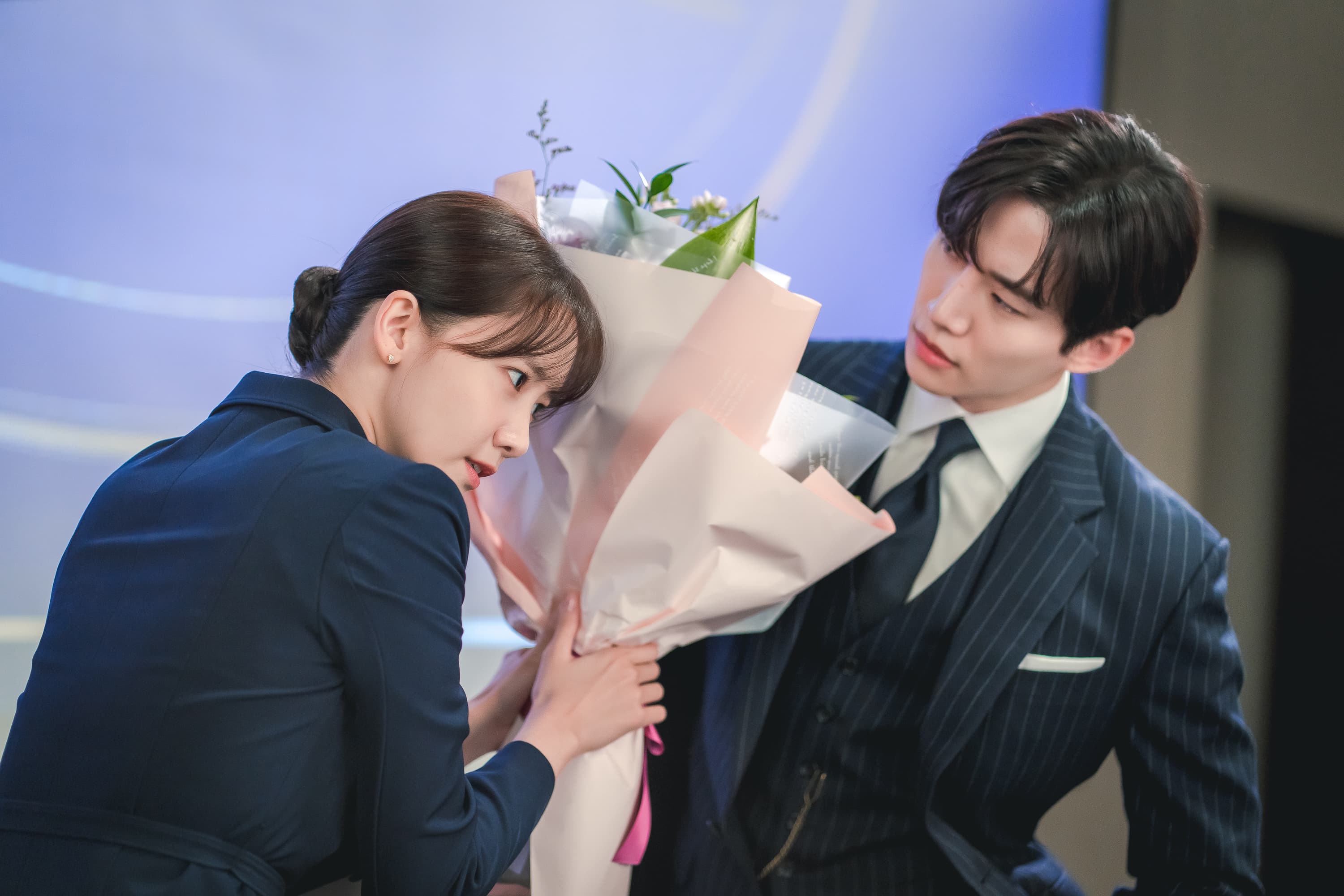 2PM李俊昊與潤娥在《歡迎來到王之國》互動超有化學反應。(Netflix提供)